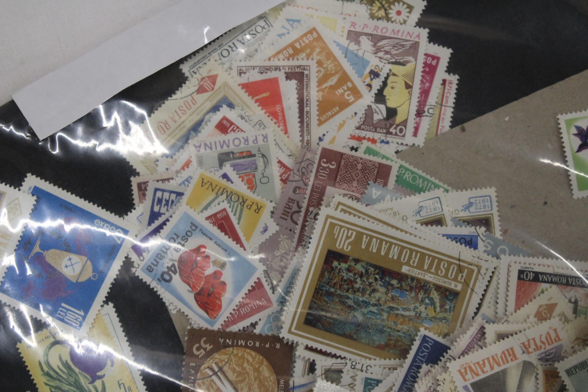 A QUANTITY OF LOOSE STAMPS FROM AROUND THE WORLD - Image 5 of 7