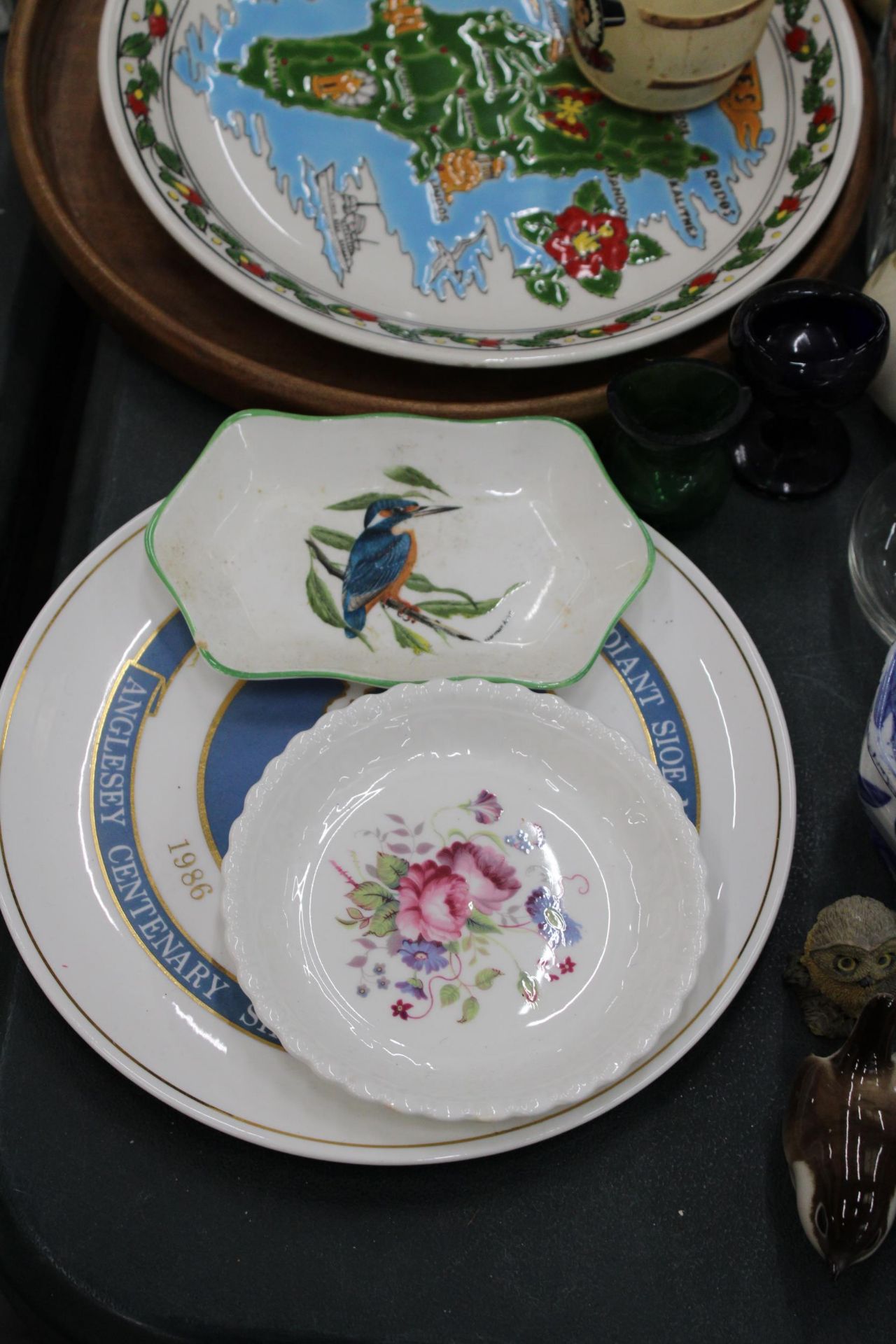 A MIXED LOT TO INCLUDE HORSE RACING MUGS, CABINET PLATES, PIN TRAYS, ANIMAL FIGURES, VICTORIAN EYE - Image 5 of 9