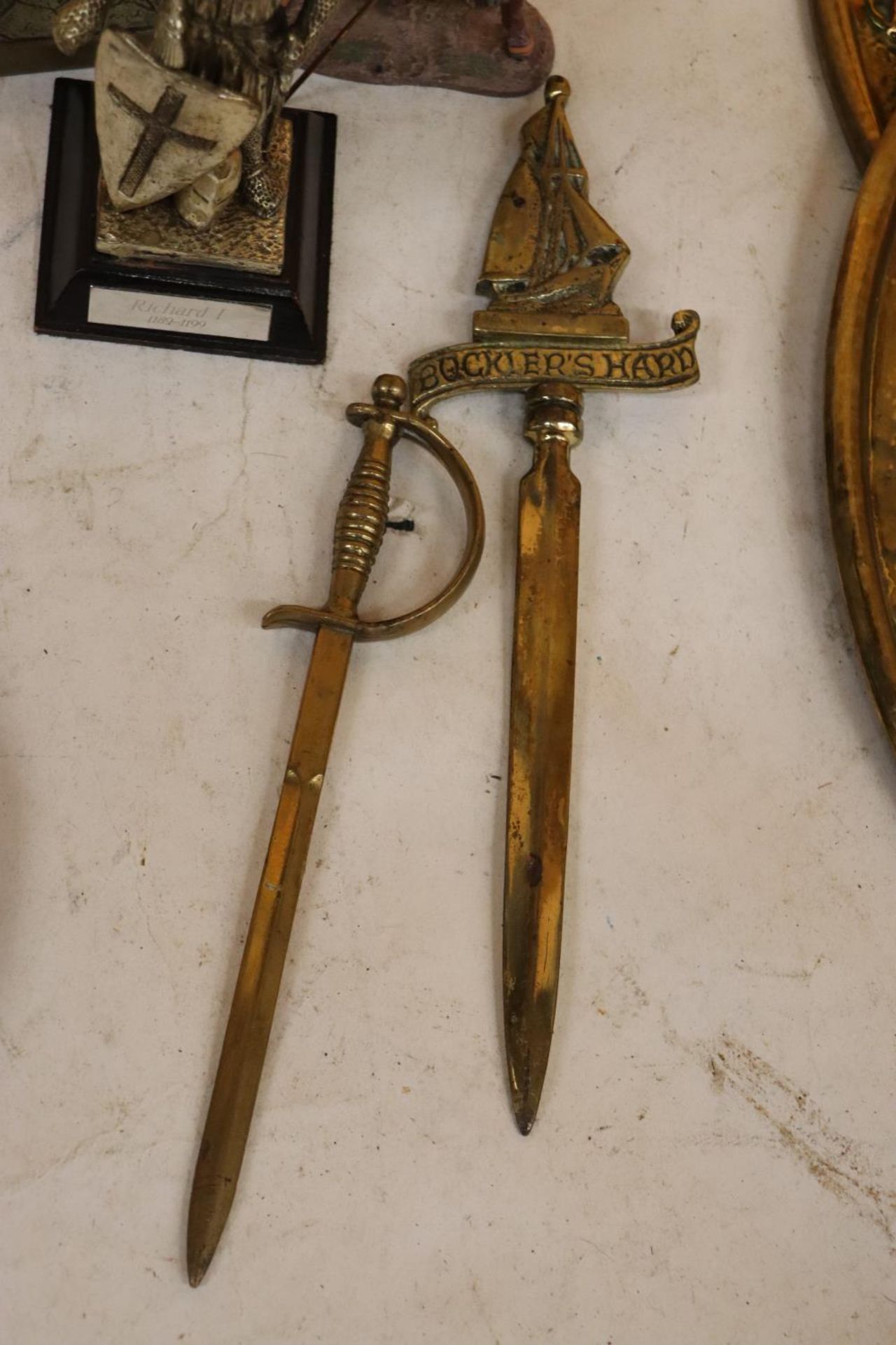 THREE SMALL MODELS OF KNIGHTS PLUS TWO BRASS SWORD LETTER OPENERS - Image 2 of 6