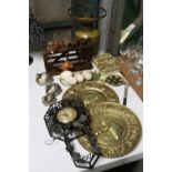A MIXED LOT TO INCLUDE A 'GATE' PIPE RACK WITH PIPES, BRASS PLAQUES, A WHITE METAL BIRD CRUET SET,