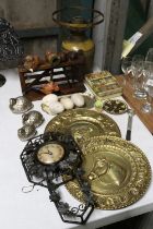 A MIXED LOT TO INCLUDE A 'GATE' PIPE RACK WITH PIPES, BRASS PLAQUES, A WHITE METAL BIRD CRUET SET,