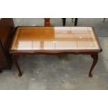 A MAHOGANY COFFEE TABLE WITH INSET LEATHER TOP ON CABRIOLE LEGS