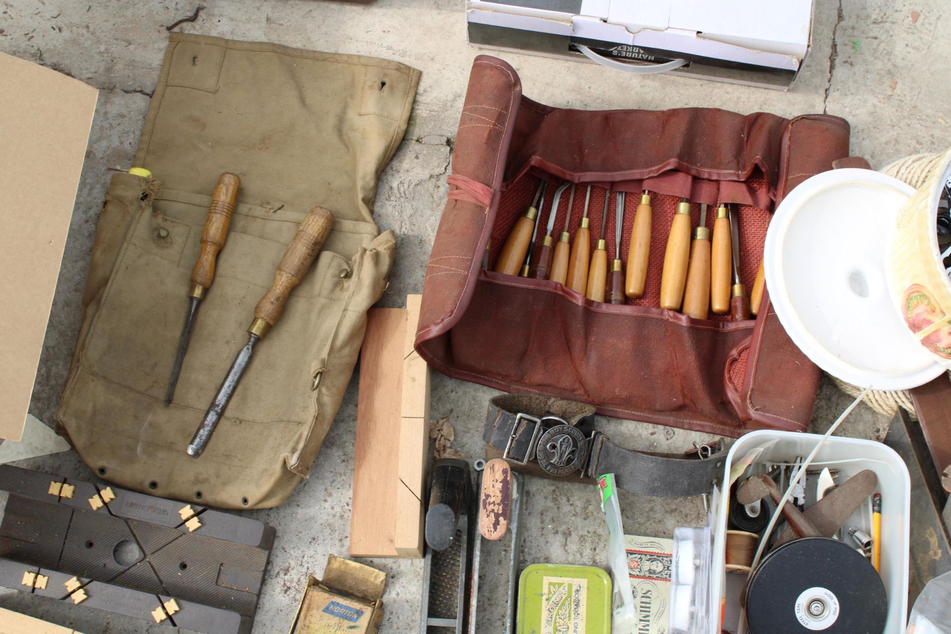 AN ASSORTMENT OF TOOLS TO INCLUDE CHISELS, RASPS AND GUAGES ETC - Image 2 of 7