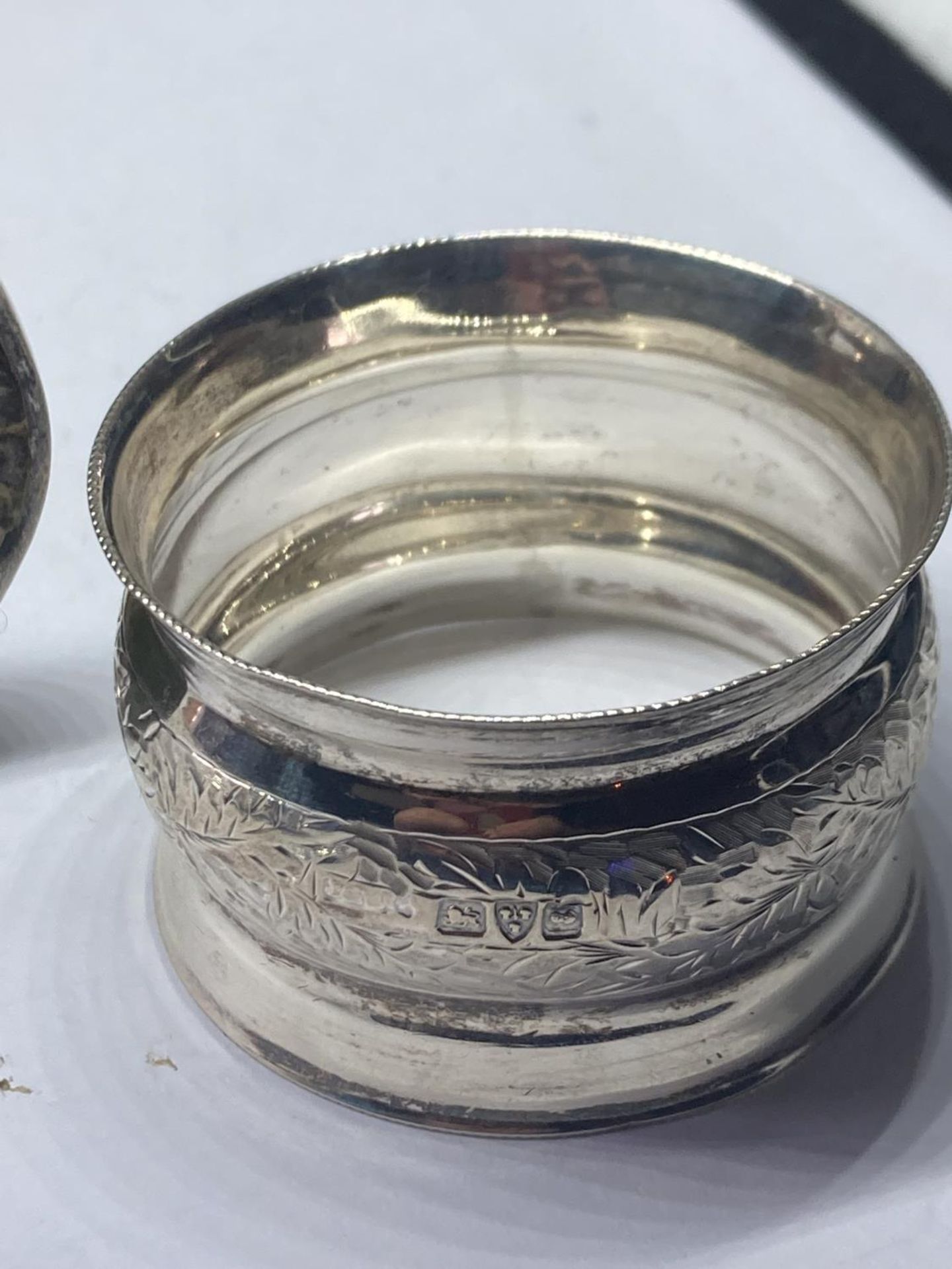 THREE HALLMARKED SILVER ITEMS TO INCLUDE A LONDON WEIGHTED BUD VASE, A CHESTER NAPKIN RING AND A - Image 6 of 6