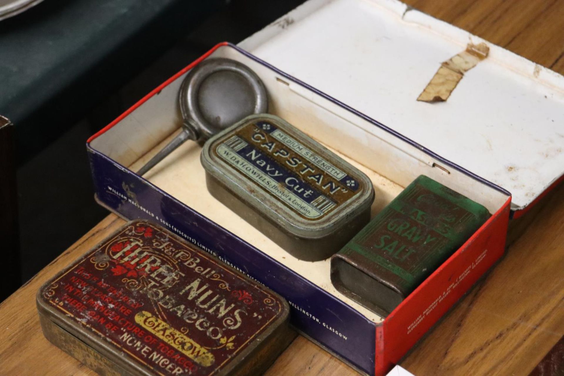 A SELECTION OF VINTAGE TINS PLUS AN OIL CAN - Image 4 of 4