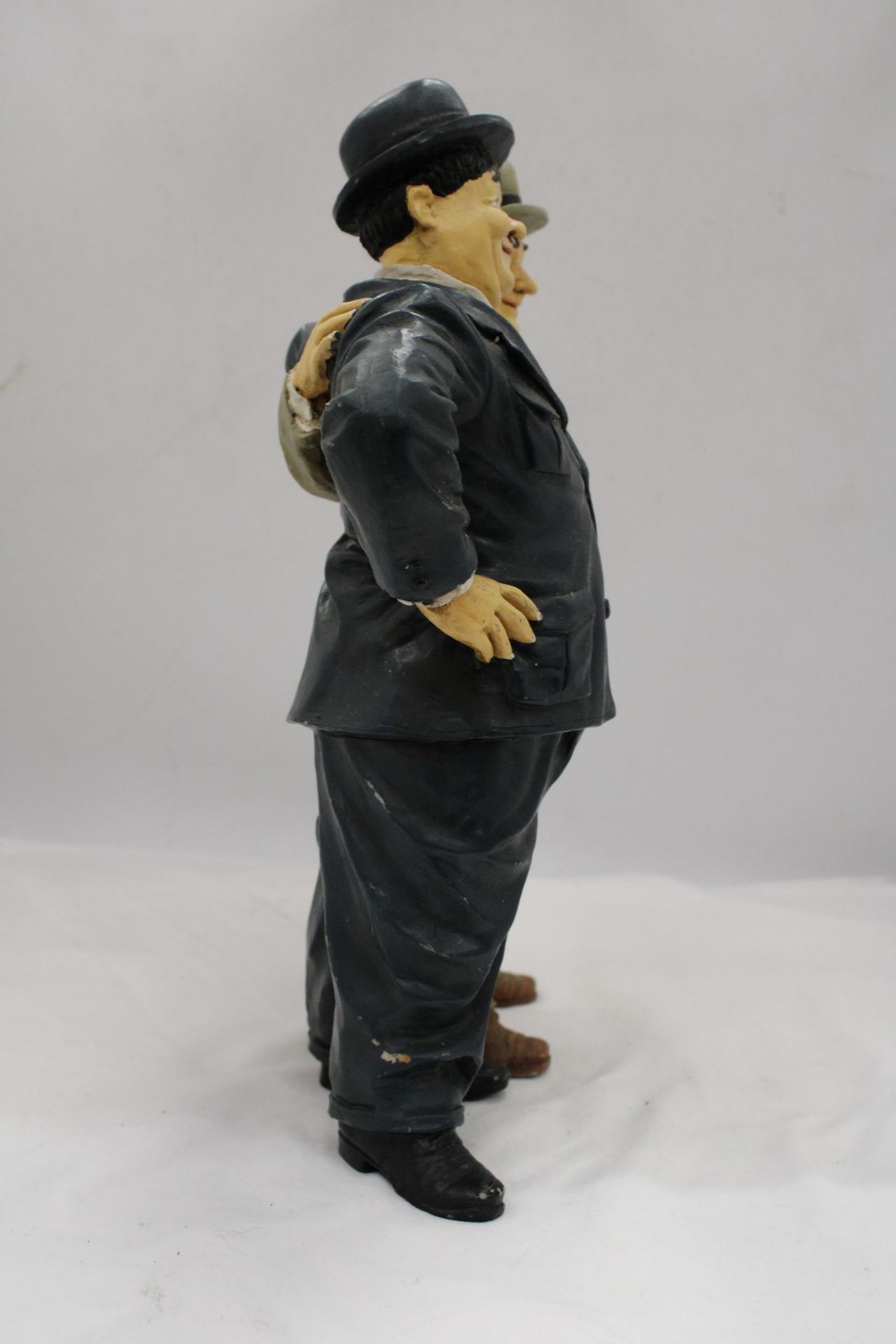 A LARGE FIGURE GROUP OF LAUREL AND HARDY, HEIGHT 37CM - Bild 5 aus 6