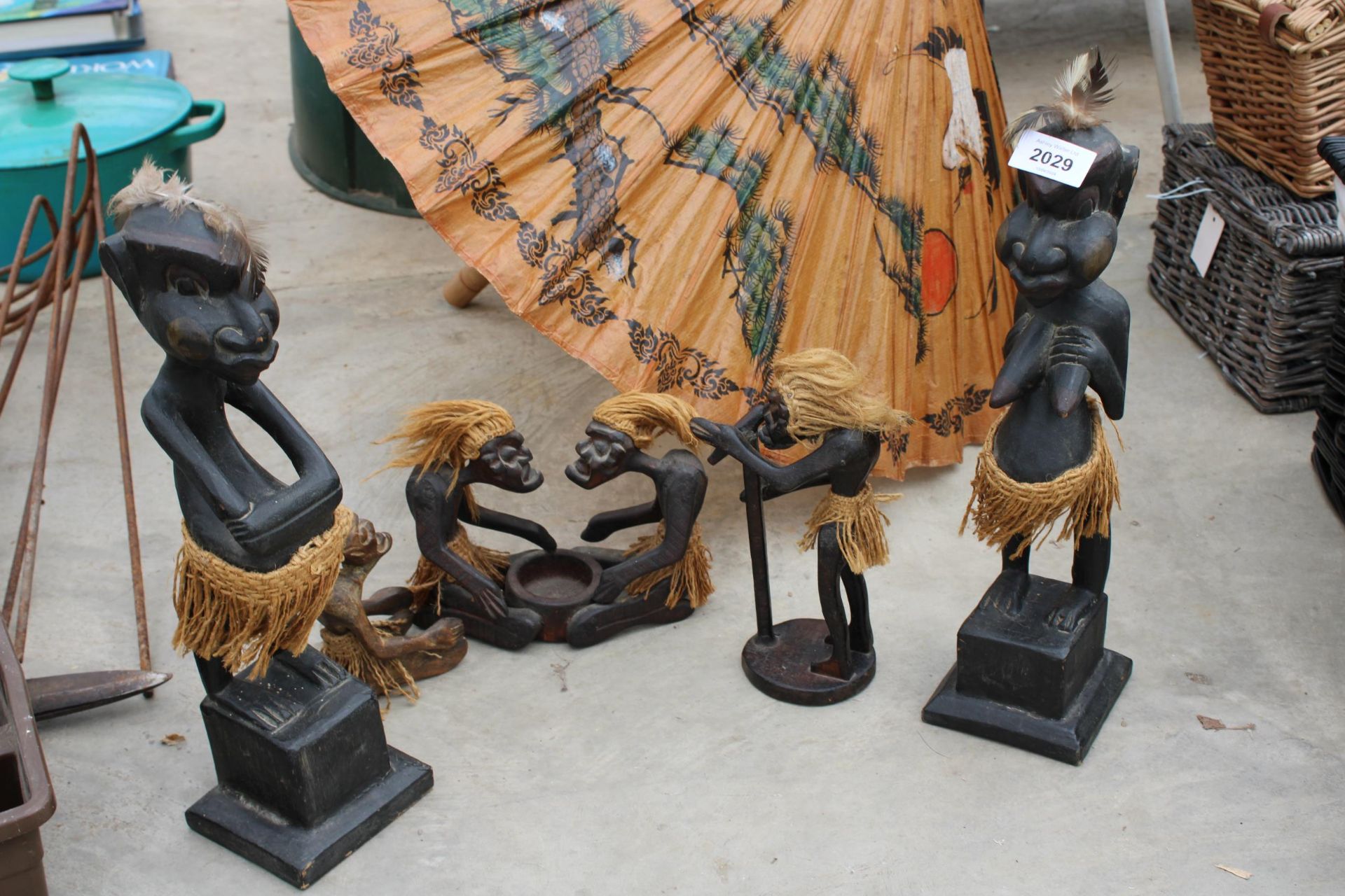 AN ORIENTAL STYLE PARASOL AND TREEN TRIBAL FIGURES - Bild 2 aus 5