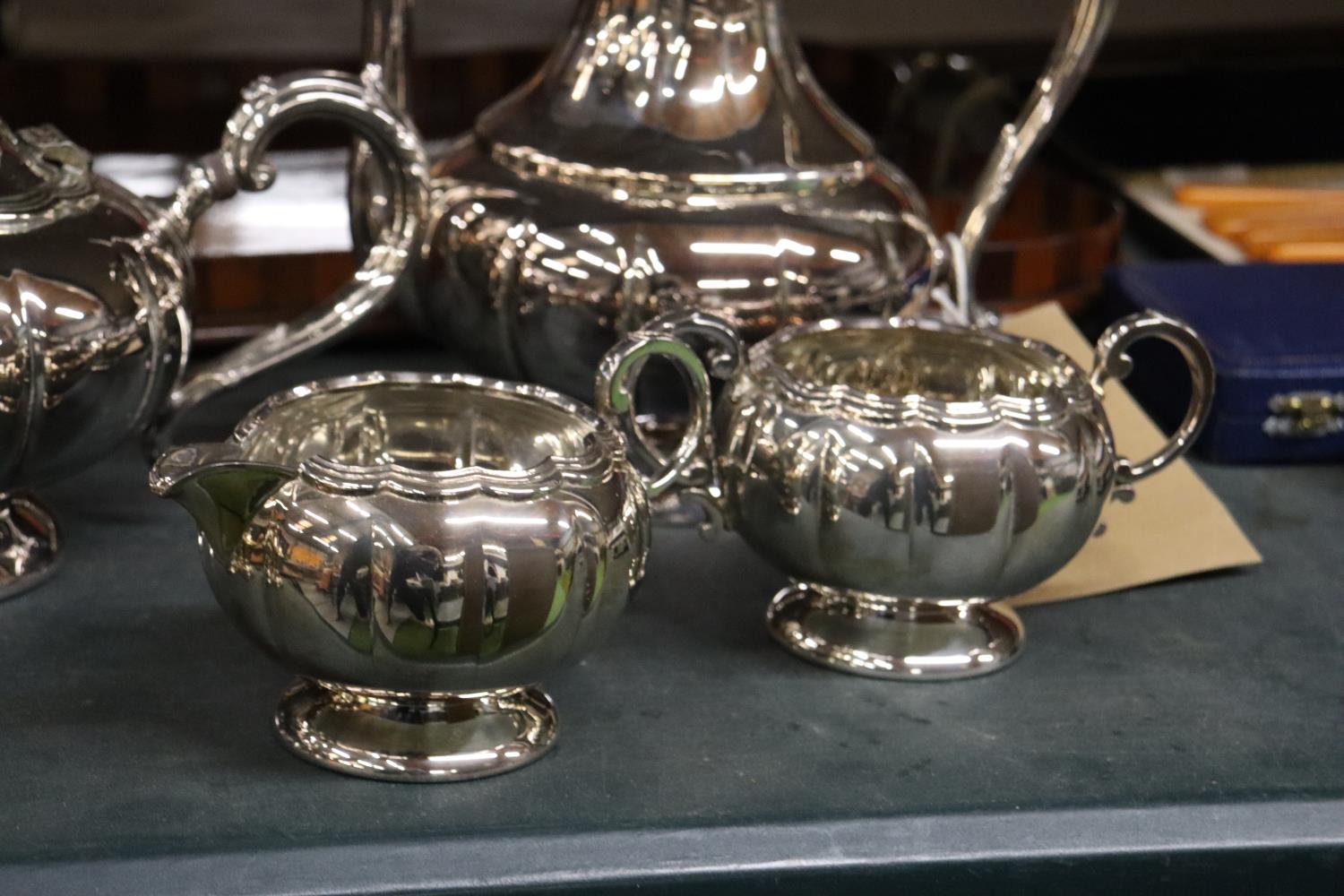 A SILVER PLATED TEASET TO INCLUDE A TEAPOT, COFFEE POT, SUGAR BOWL, CREAM JUG AND A CRUET SET - Image 3 of 5