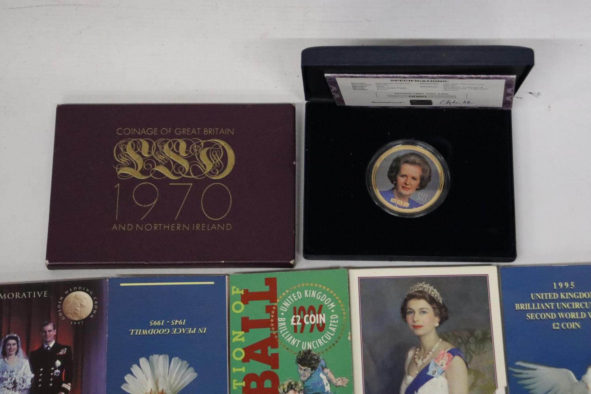 A SELECTION OF 7 UK COIN PACKS , 1 X 1970, 1 X ’71, PLUS BOXED MEDALLION OF MARGARET THATCHER - Bild 3 aus 7