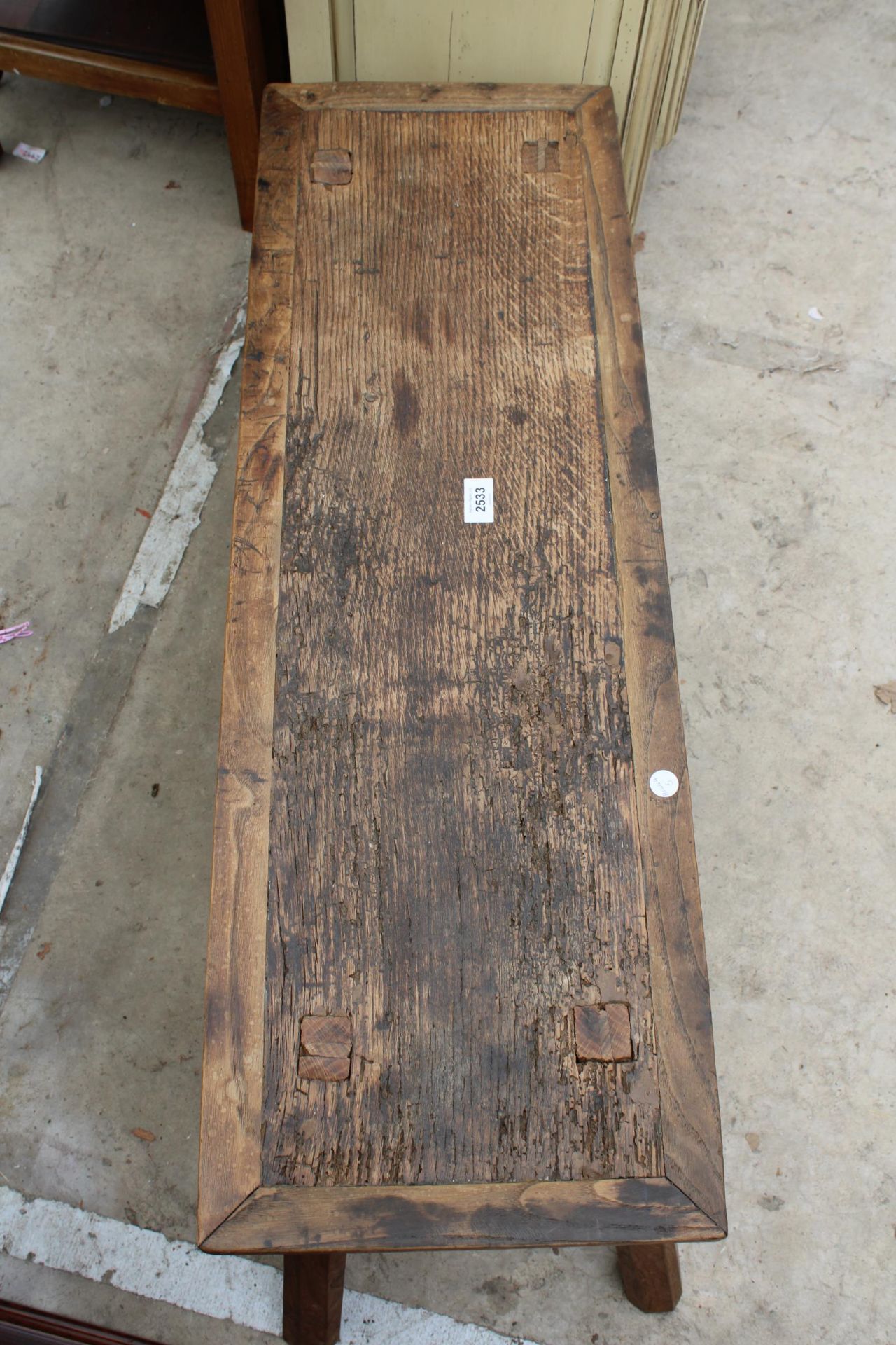 AN OAK PIG BENCH STYLE COFFEE TABLE 37" X 12" - Image 3 of 3