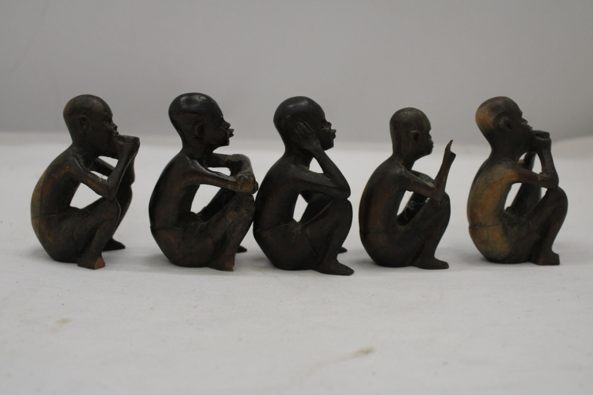 A COLLECTION OF FIVE VINTAGE WOODEN AFRICAN FIGURES - Image 3 of 4