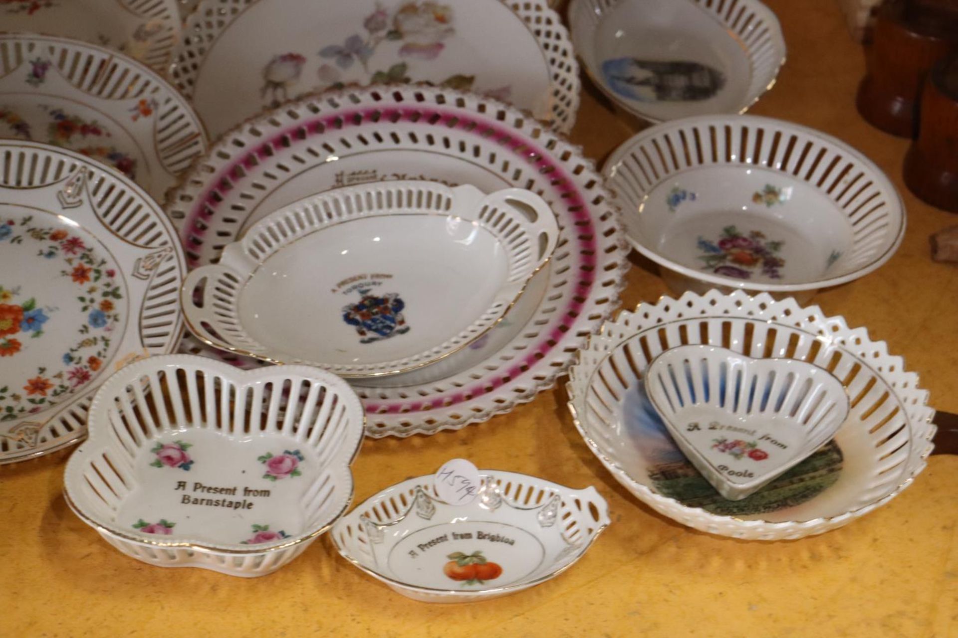 A LARGE QUANTITY OF RIBBON PLATES AND TRINKET DISHES - Image 7 of 7