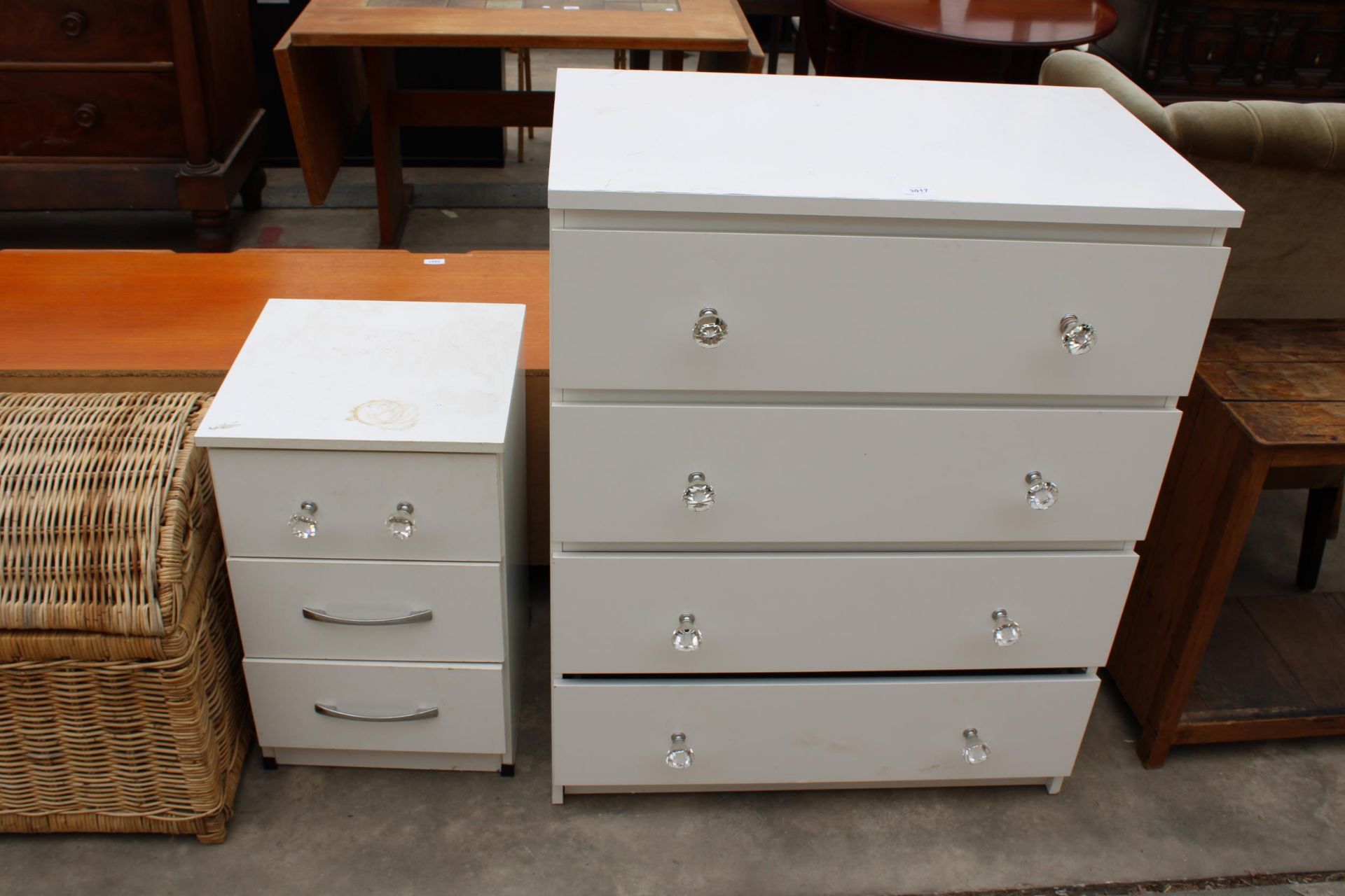 A MODERN WHITE CHEST OF FOUR DRAWERS AND BEDSIDE LOCKER