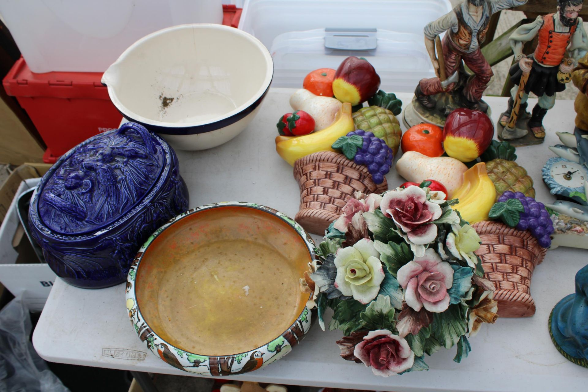 AN ASSORTMENT OF CERAMICS TO INCLUDE BOWLS, FRUIT ND FIGURES (SOME A/F) - Image 2 of 6