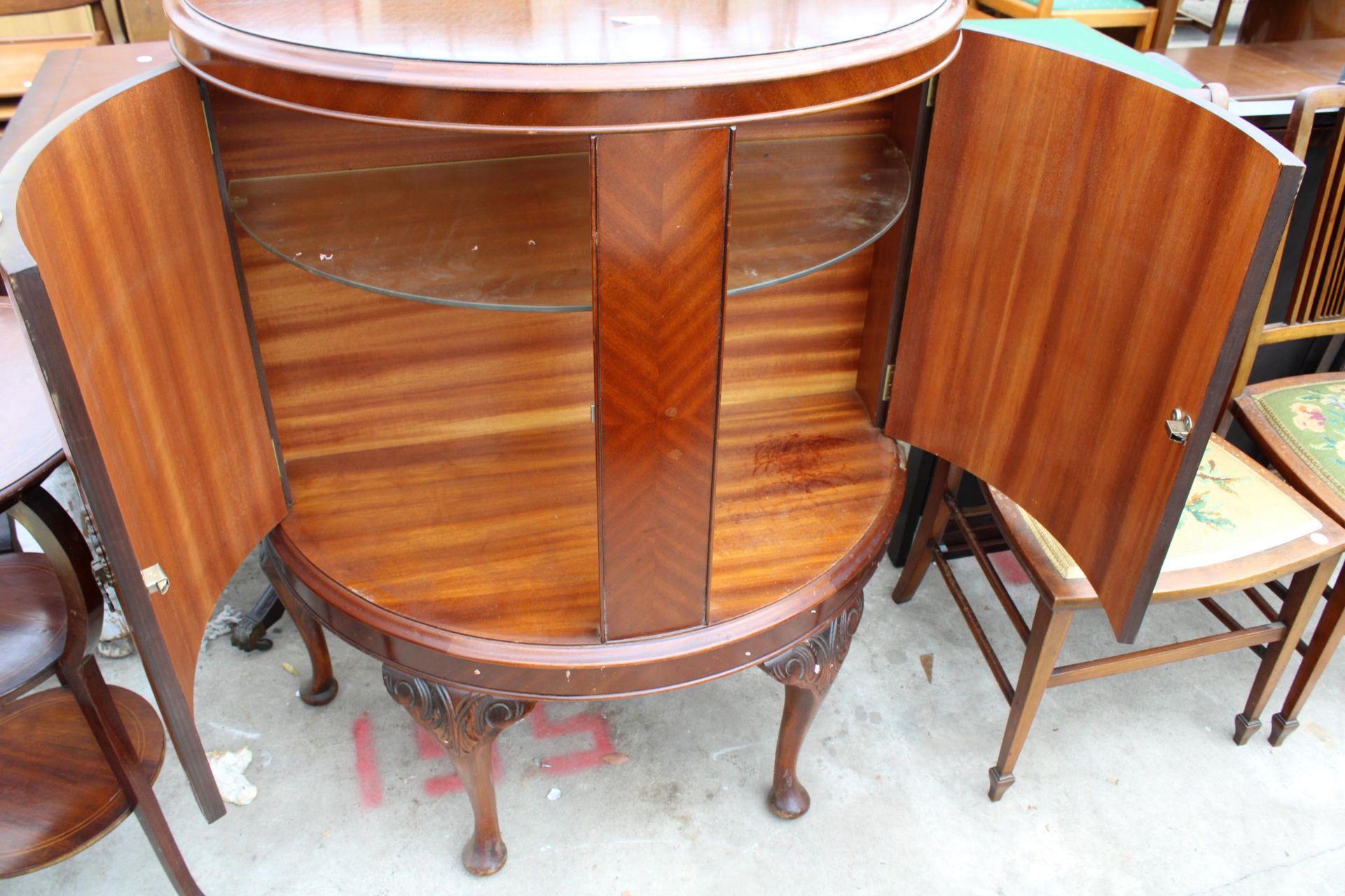 A MID 20TH CENTURY MAHOGANY BOW FRONTED TWO DOOR CABINET ON CABRIOLE LEGS 30" WIDE - Image 2 of 3