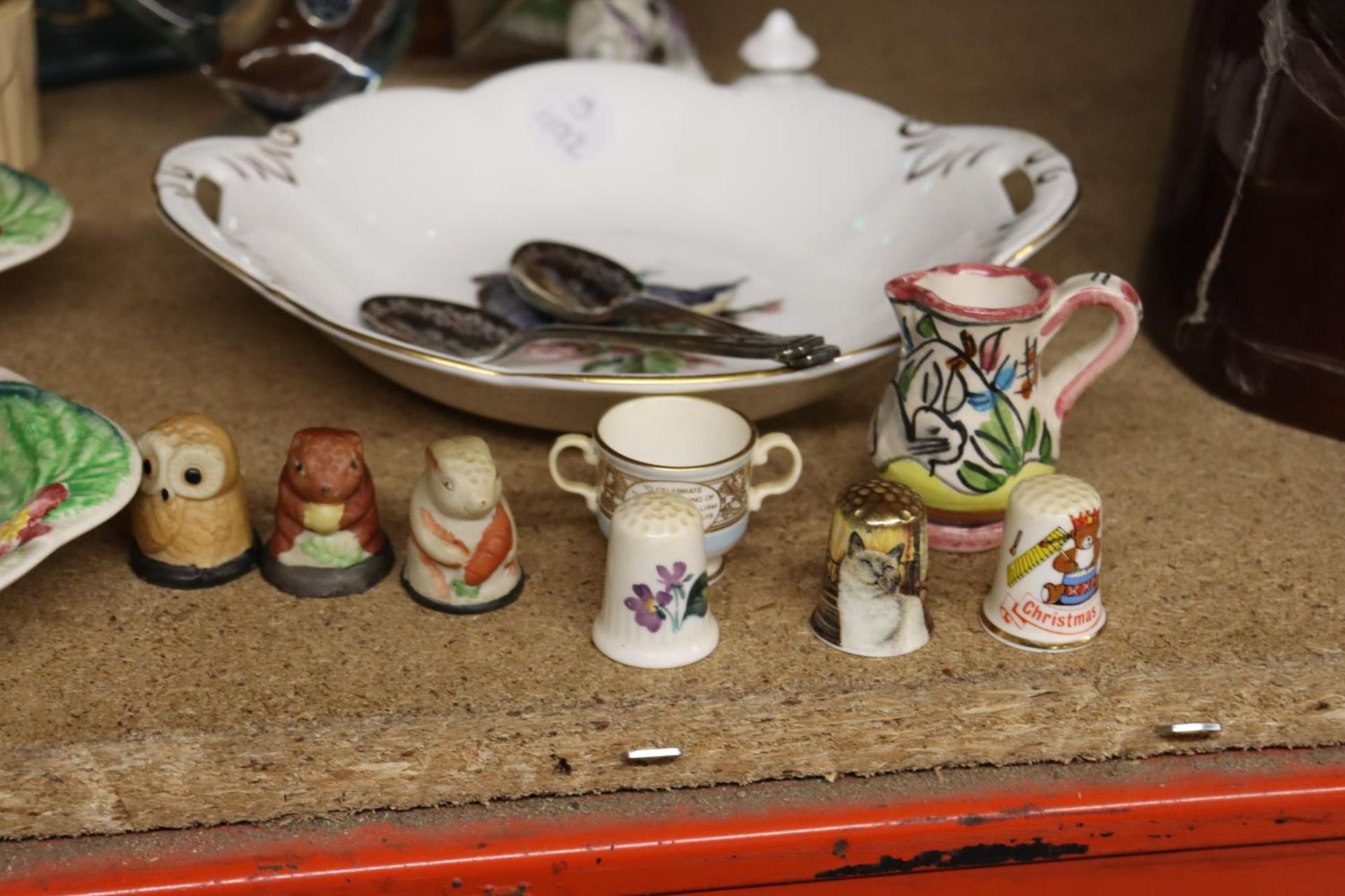 A MIXED LOT TO INCLUDE A MURANO BIRD PAPERWEIGHT, COALPORT PLATE, CARLTON WARE, BIRD FIGURES, - Image 2 of 5