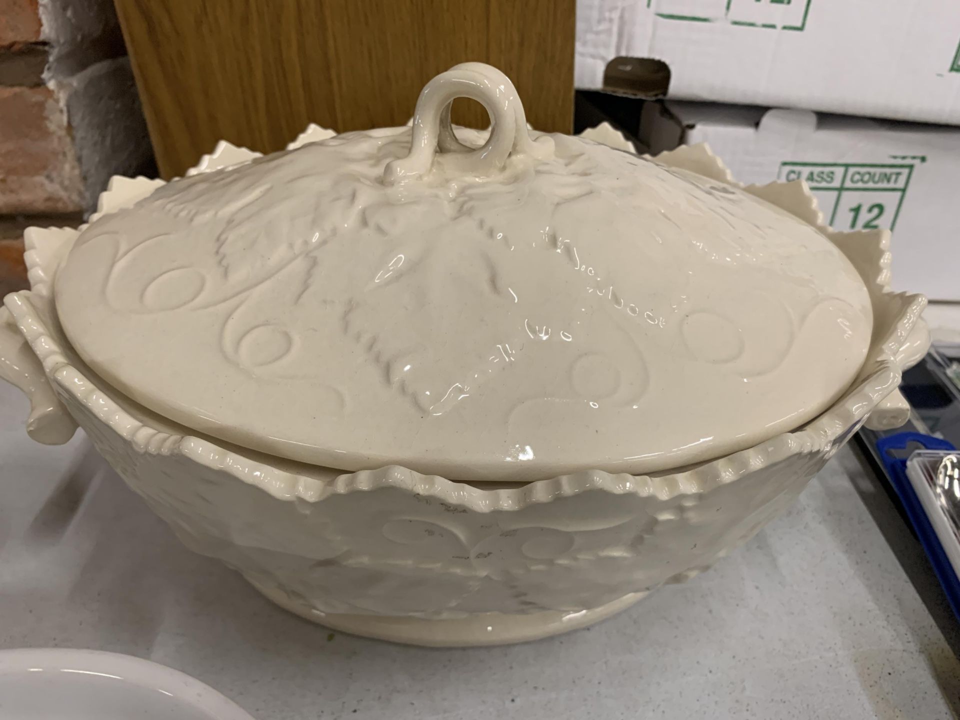 A MIXED LOT OF CERAMICS TO INCLUDE FIVE JELLY MOULDS WITH LARGE SOUP TUREEN - Image 2 of 4