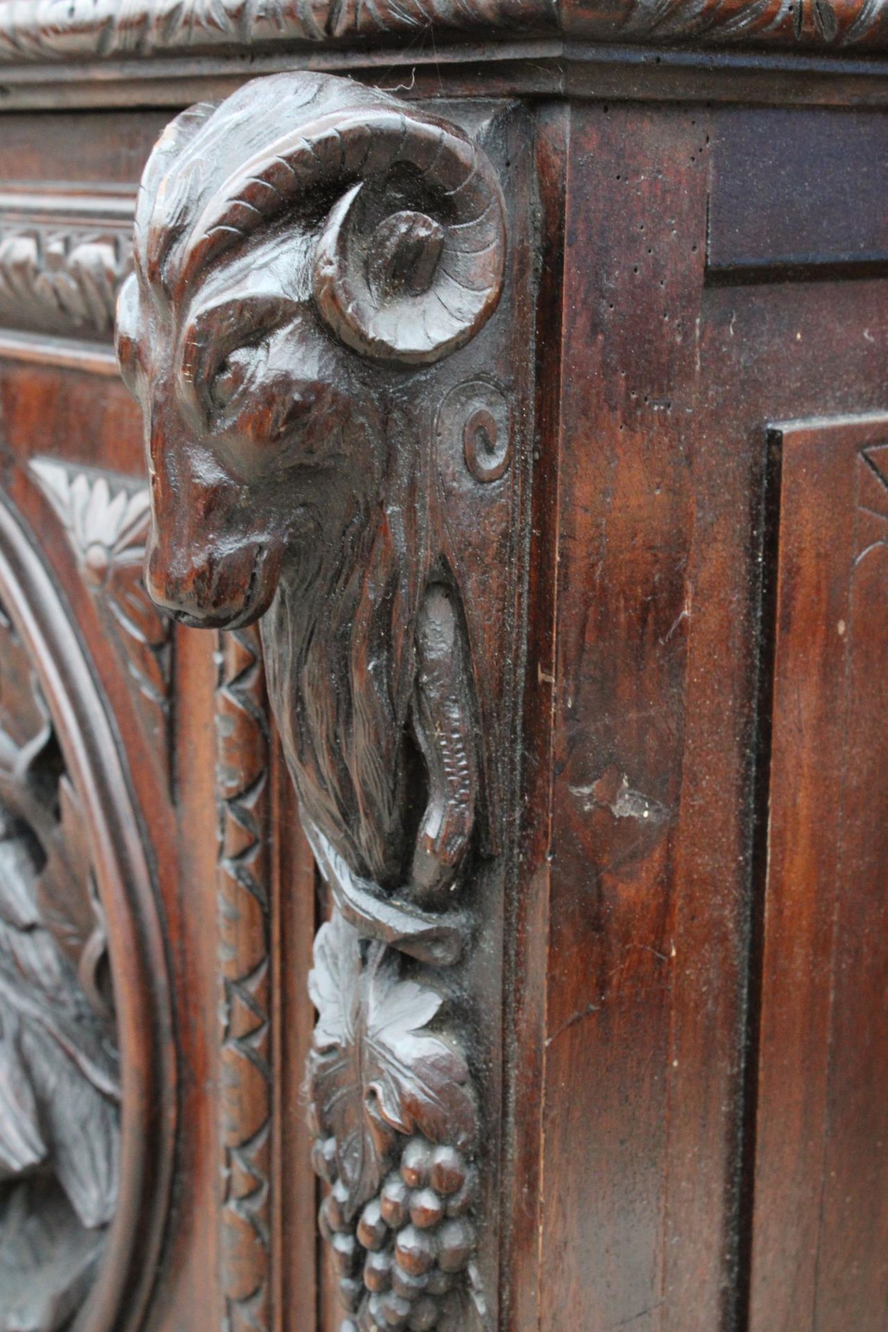 A VICTORIAN OAK BLACK FOREST STYLE SIDEBOARD WITH ASSOCIATED 2 DOOR GLAZED BOOKCASE, ALL HEAVILY - Bild 4 aus 12