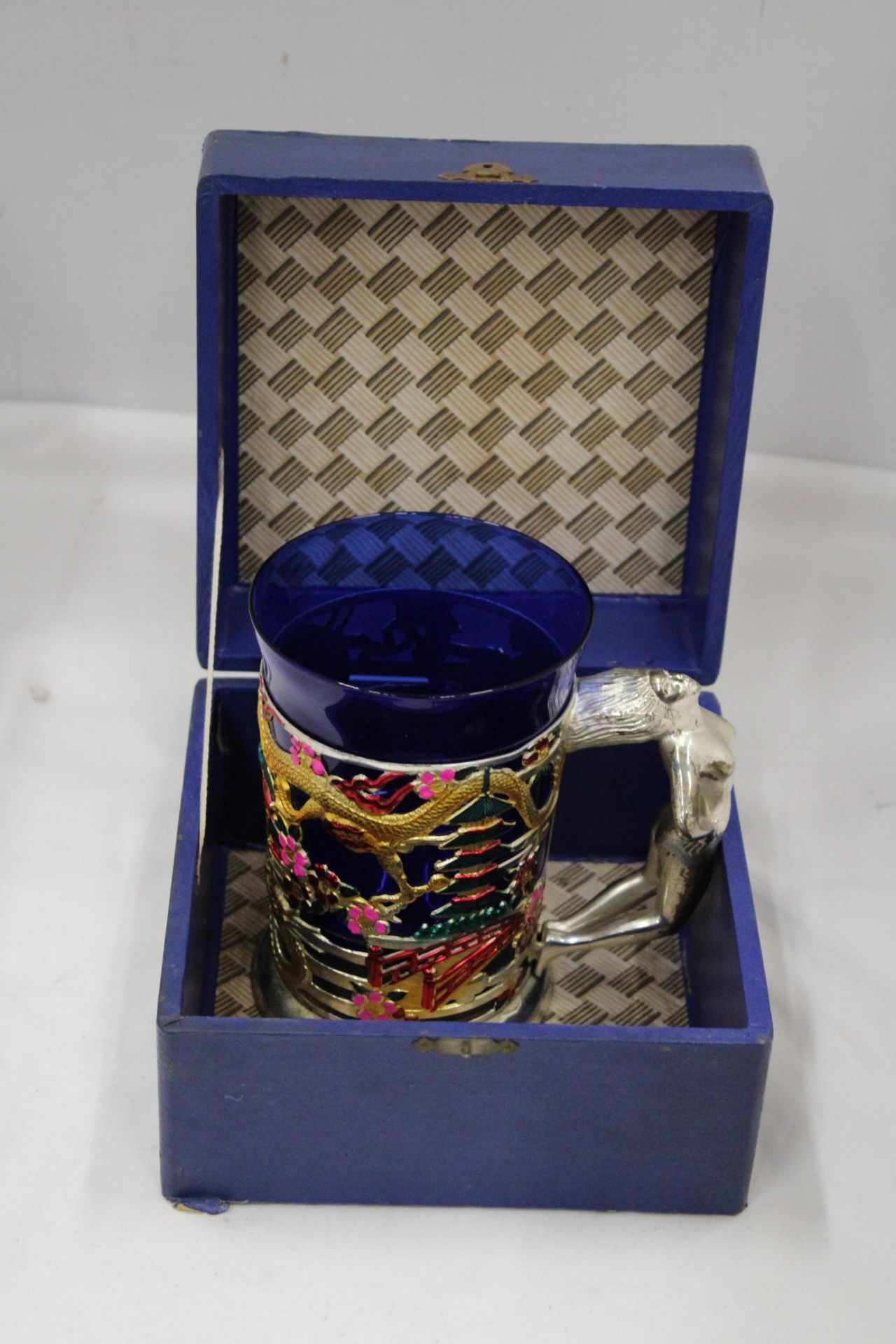 A MUSICAL GLASS WITH METAL ORIENTAL STYLE HOLDER, BOXED, HEIGHT 14CM