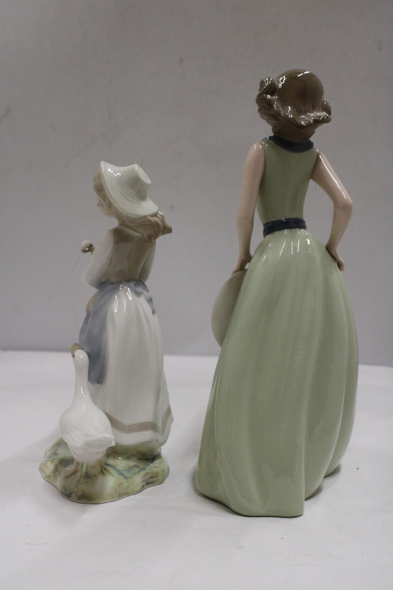 TWO SPANISH LADY FIGURES - TENGRA A GIRL WITH GEESE AND A NADEL FIGURE GIRL HOLDING A HAT - Image 4 of 6