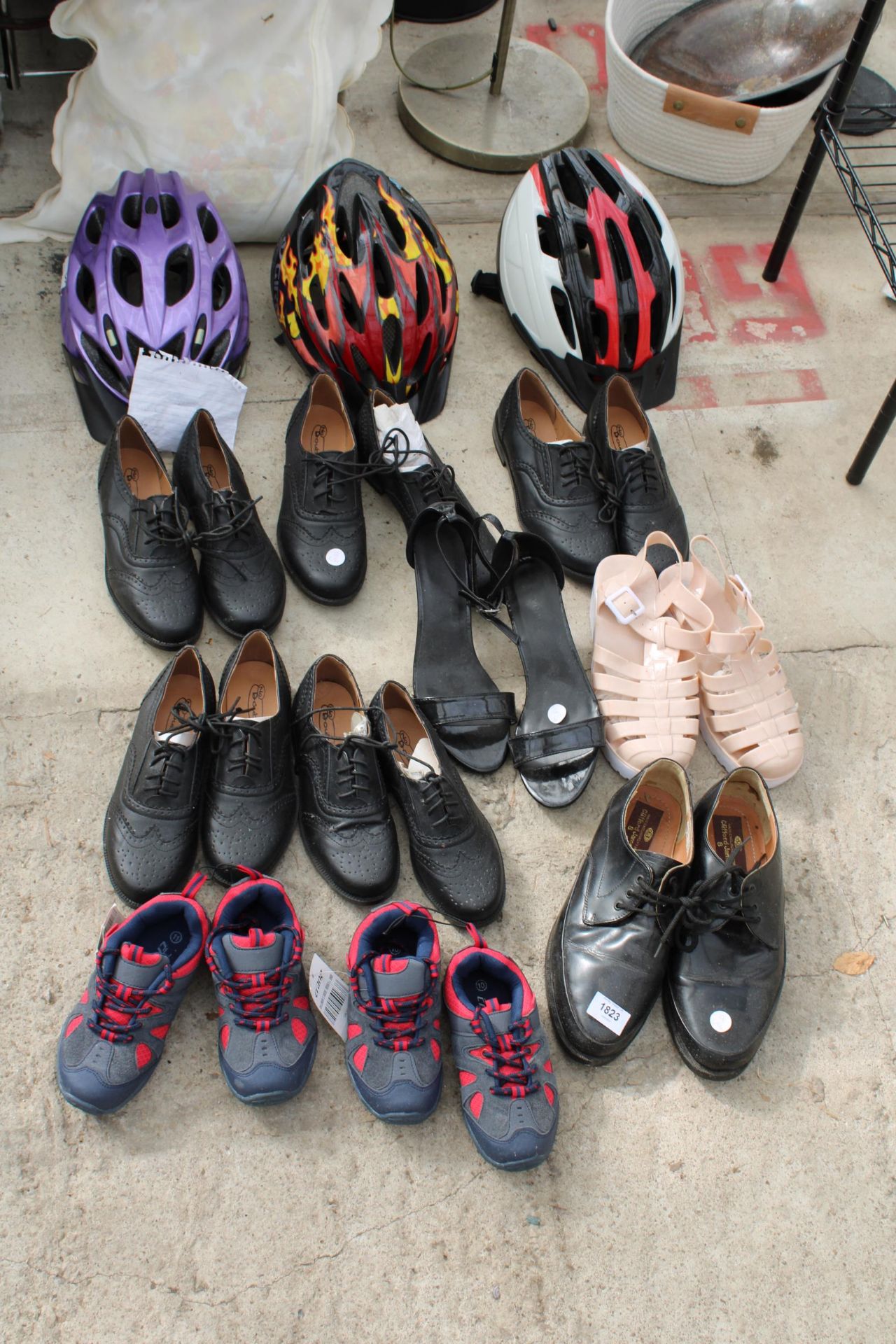 AN ASSORTMENT OF MENS AND LADIES SHOES AND THREE BIKE HELMETS