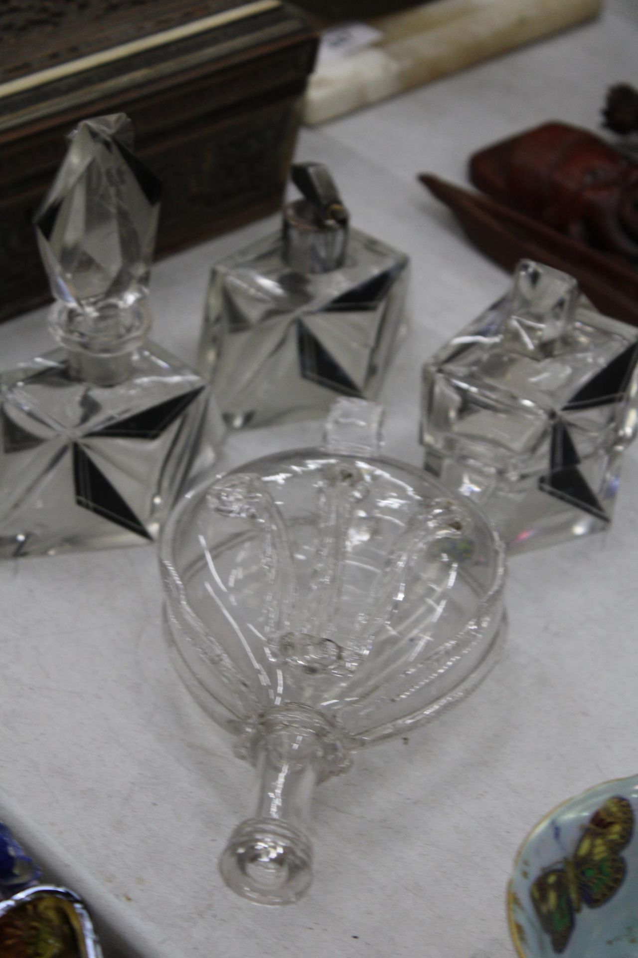 THREE ART DECO STYLE GLASS ITEMS TO INCLUDE SCENT BOTTLES, PLUS A VICTORIAN GLASS FLASK OF BELLOWS - Image 5 of 5