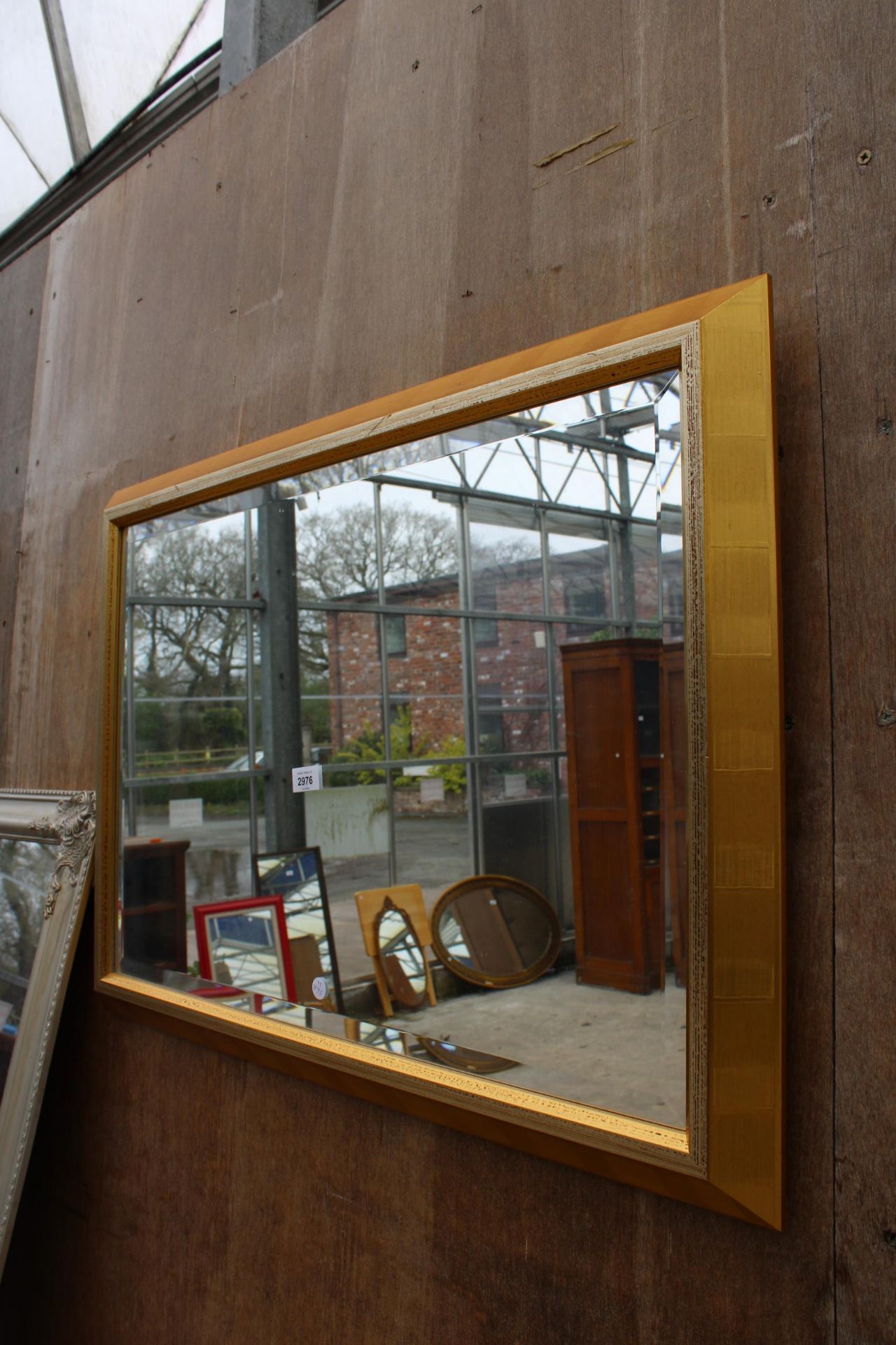 A MODERN GILT FRAMED BEVEL EDGE WALL MIRROR, 33" X 23" - Bild 4 aus 4