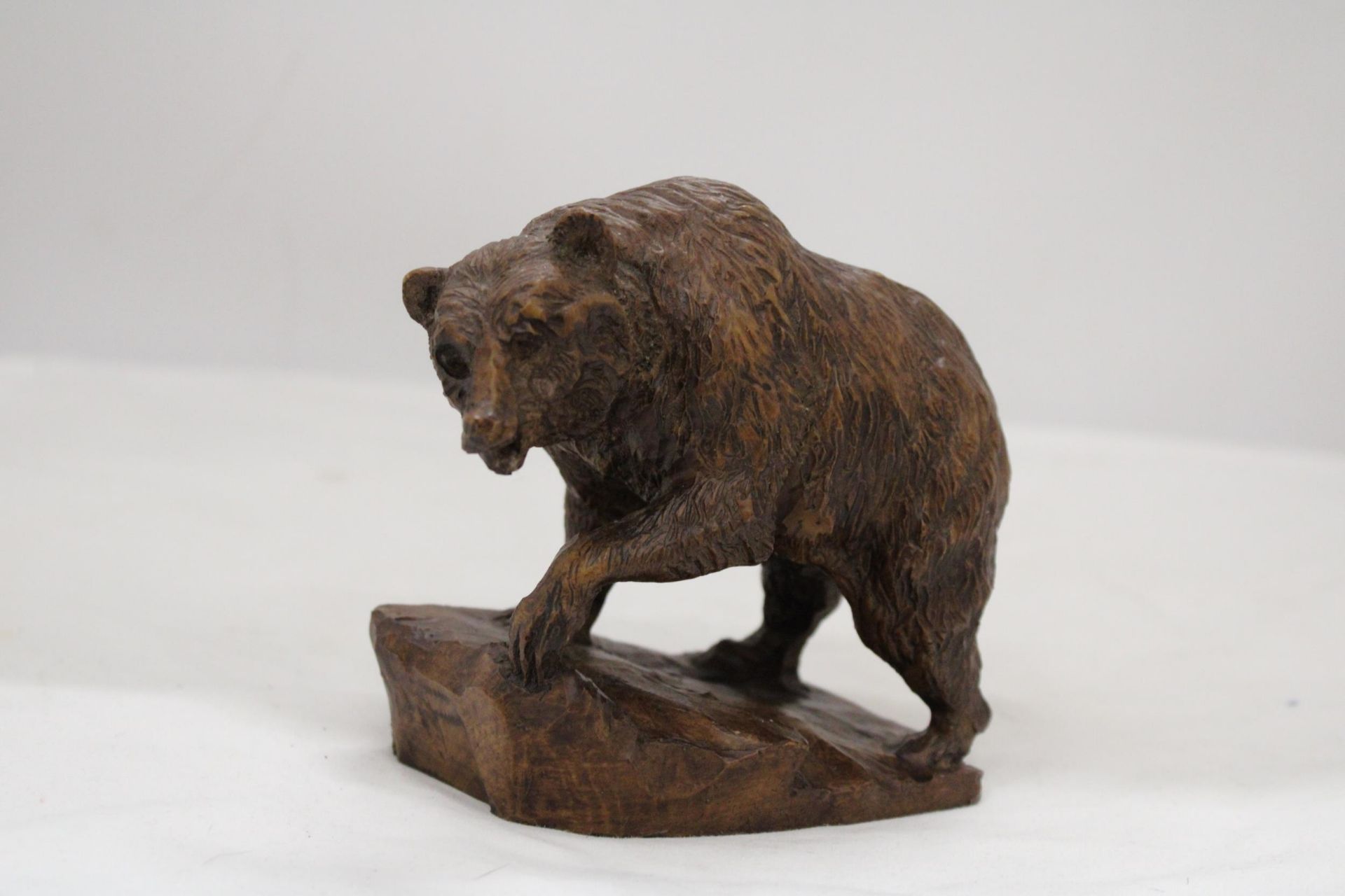 A HAND CARVED BEAR FIGURE, SIGNED, HEIGHT 12CM - Image 2 of 6