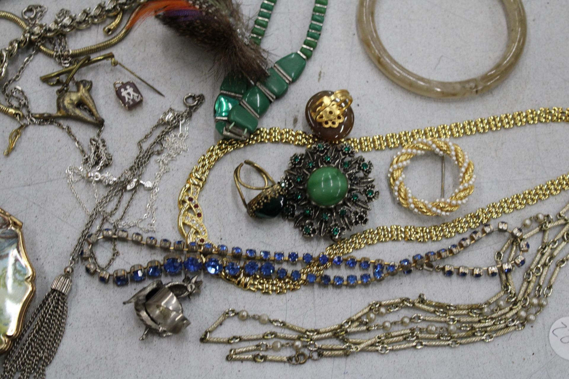 A QUANTITY OF COSTUME JEWELLERY TO INCLUDE CHAINS AND PENDANTS, RINGS, MODERN POCKET WATCHES, - Bild 4 aus 6