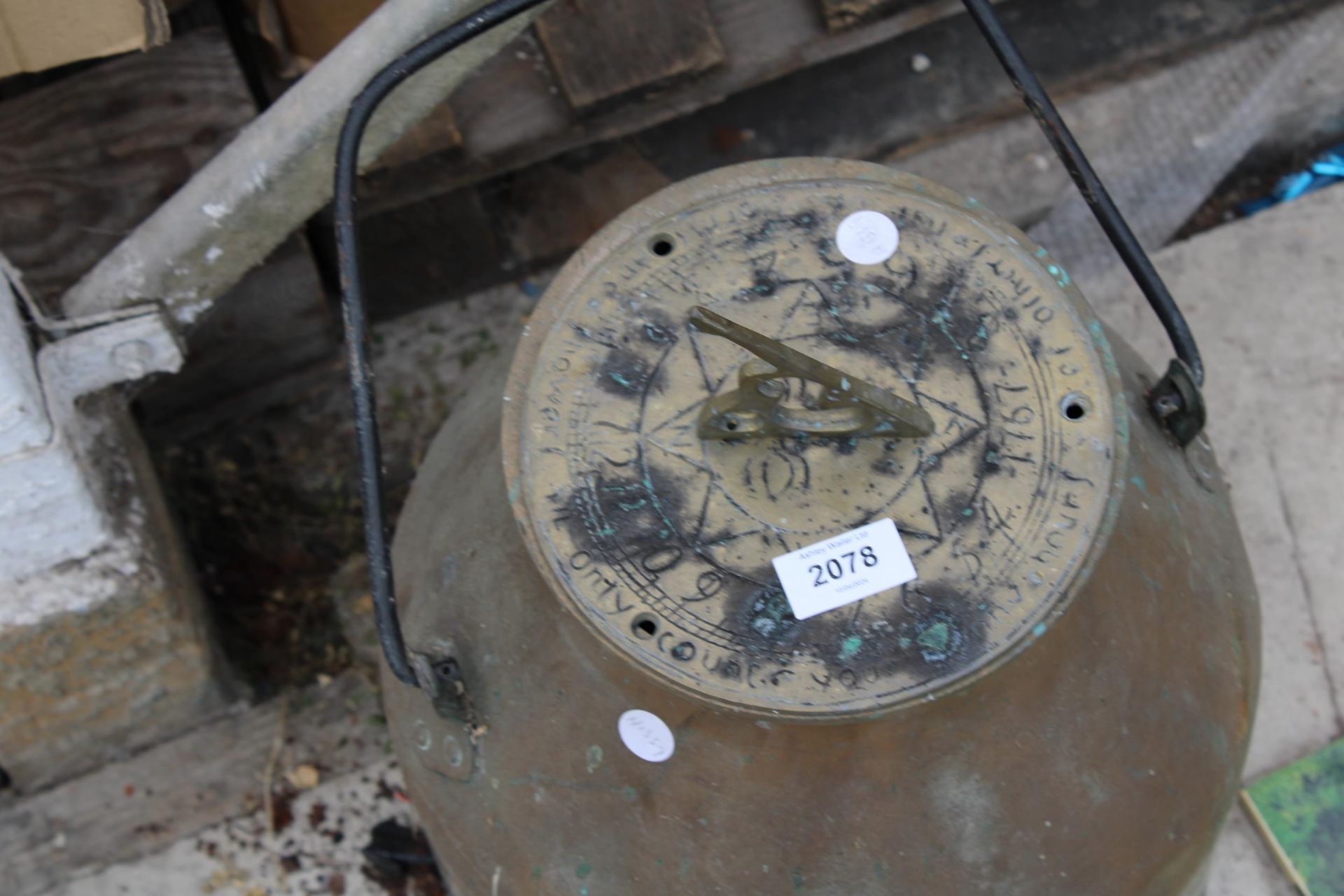 A VINTAGE COPPER MILKING BUCKET WITH BRASS SUNDIAL TOP - Image 2 of 2