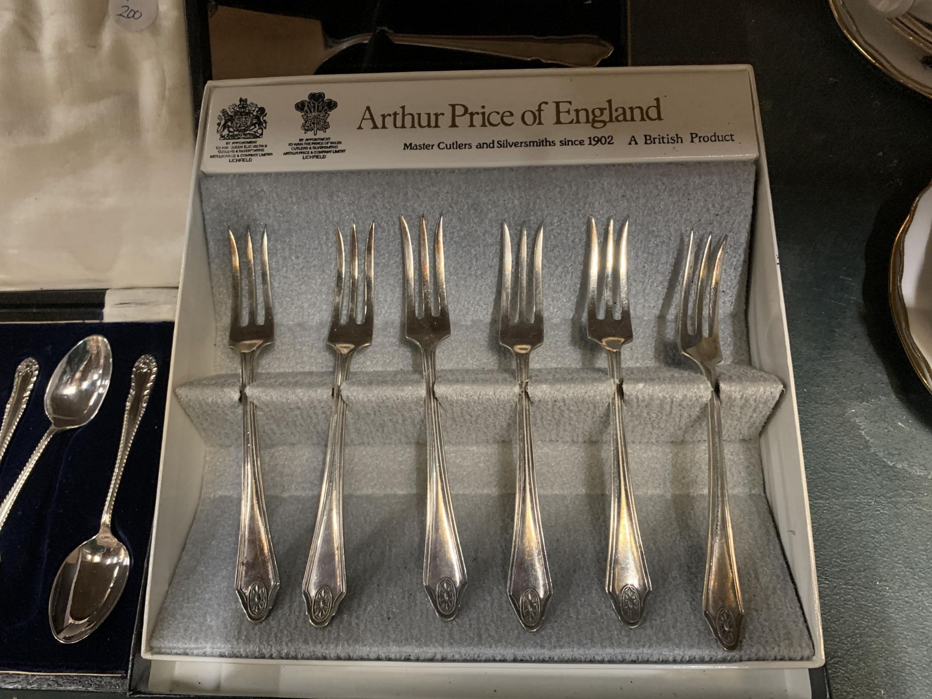 A MIXED LOT OF BOXED FLATWARE TO INCLUDE "AUTHUR PRICE OF ENGLAND" WITH FUTHER BOXED PLACEMATS AND - Image 2 of 4