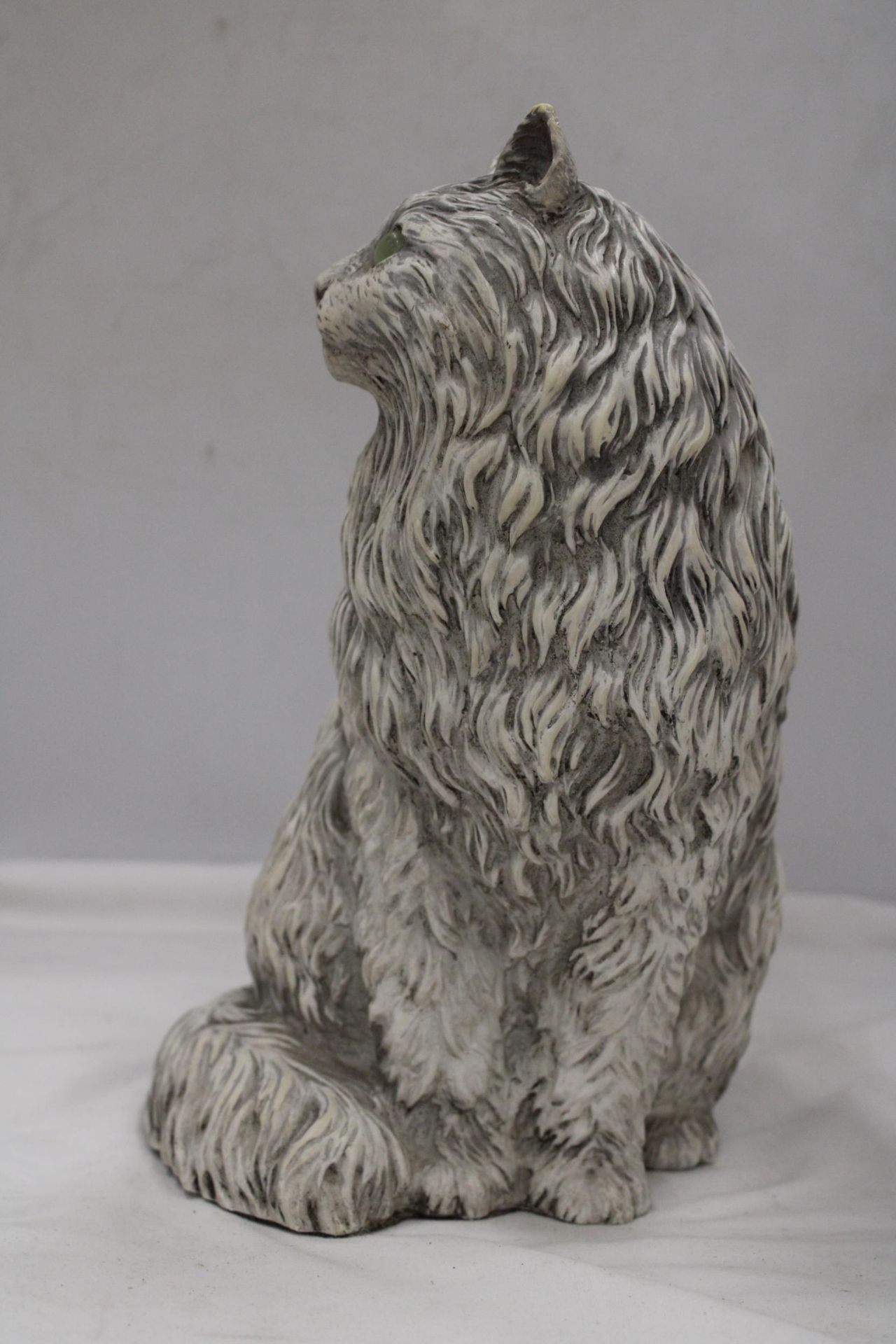 A LARGE VINTAGE WHITE CAT, HEIGHT 28CM - Image 3 of 5