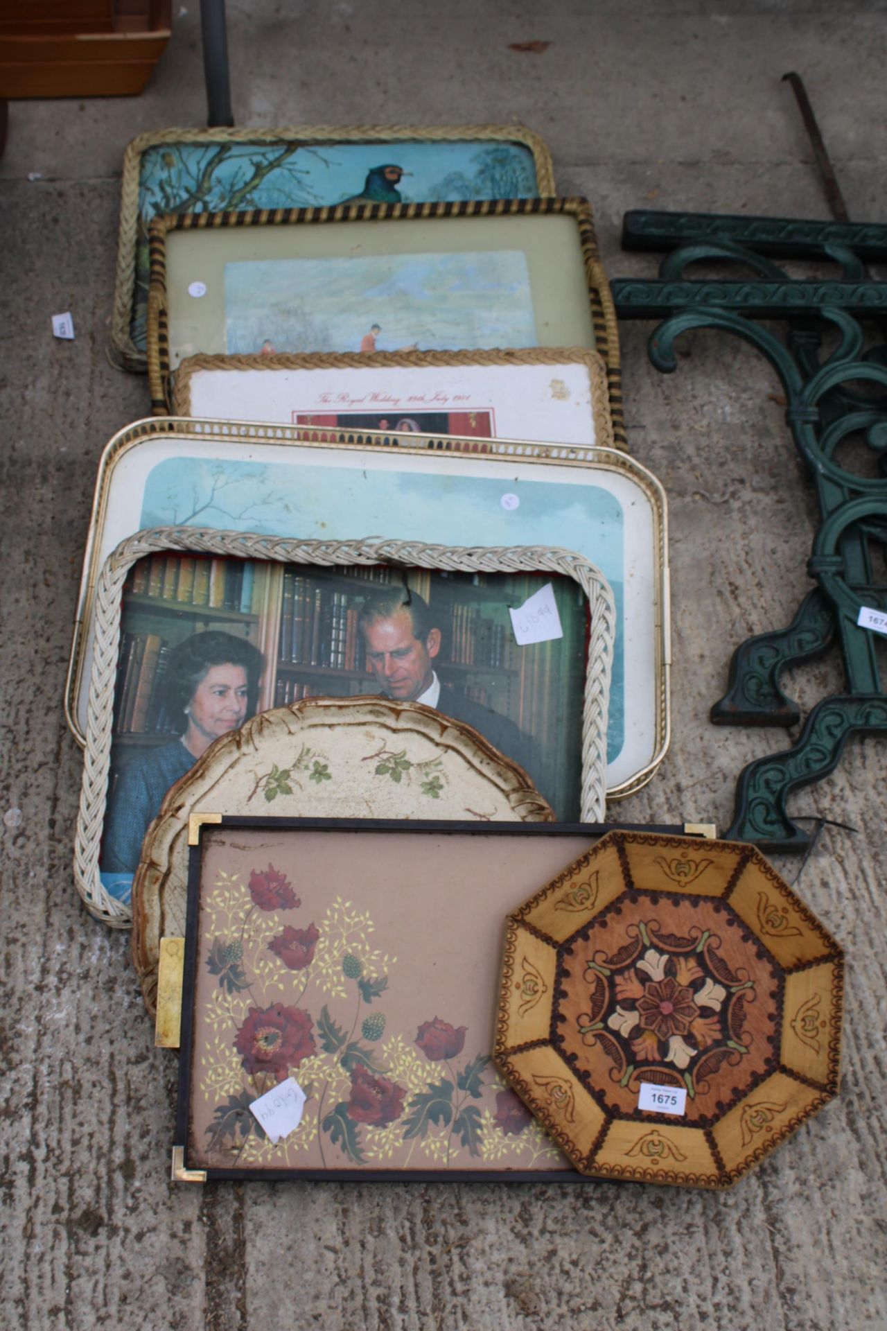 AN ASSORTMENT OF VARIOUS VINTAGE AND RETRO SERVING TRAYS