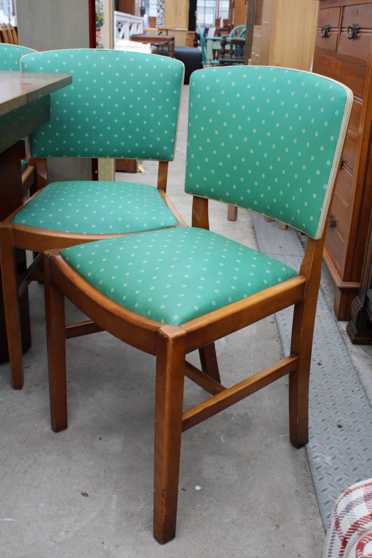 A MID 20TH CENTURY WALNUT EXTENDING DINING TABLE AND FOUR CHAIRS - Image 3 of 3
