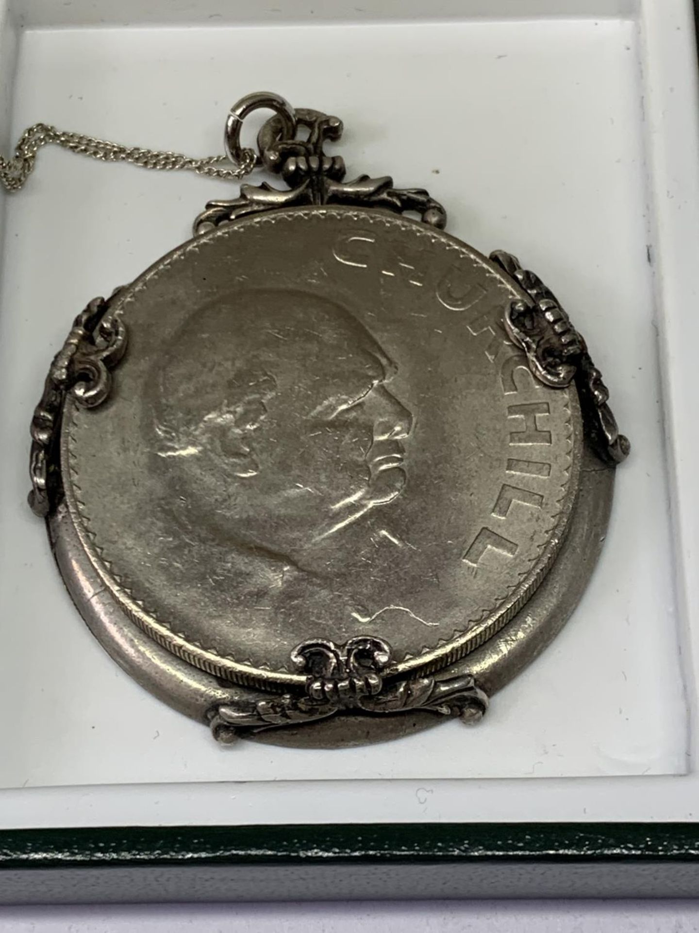 A SILVER CHURCHILL NECKLACE IN A PRESENTATION BOX - Image 2 of 3