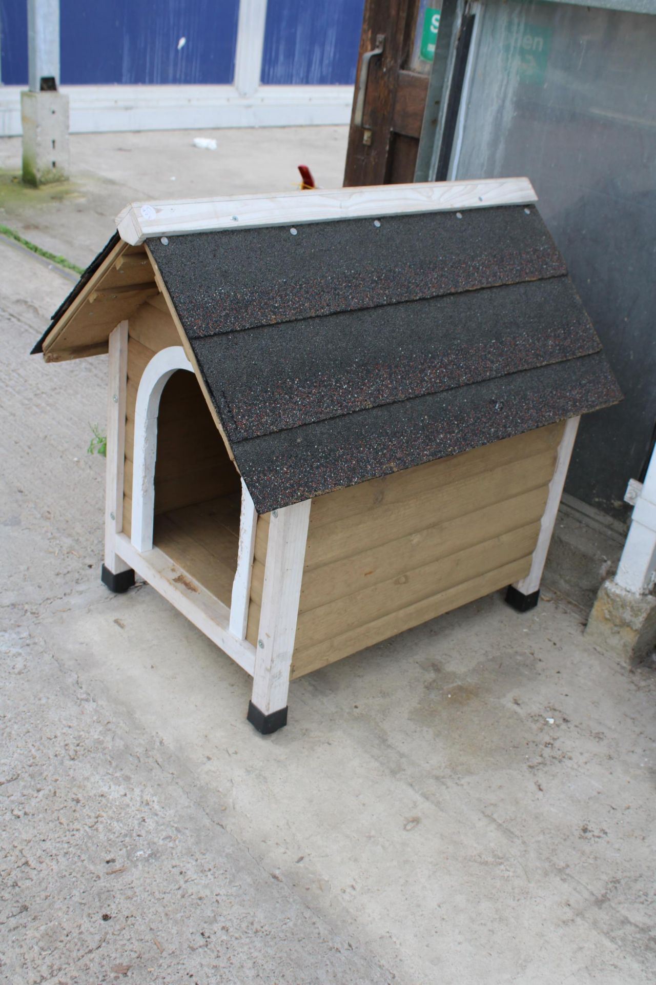 A SMALL WOODEN DOG KENNEL WITH FELT ROOF - Image 2 of 4