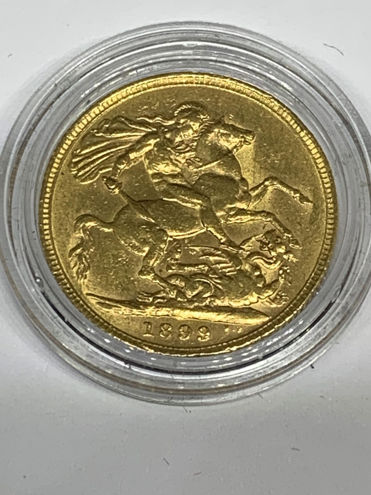 AN 1899 GOLD SOVEREIGN QUEEN VICTORIA OLD HEAD