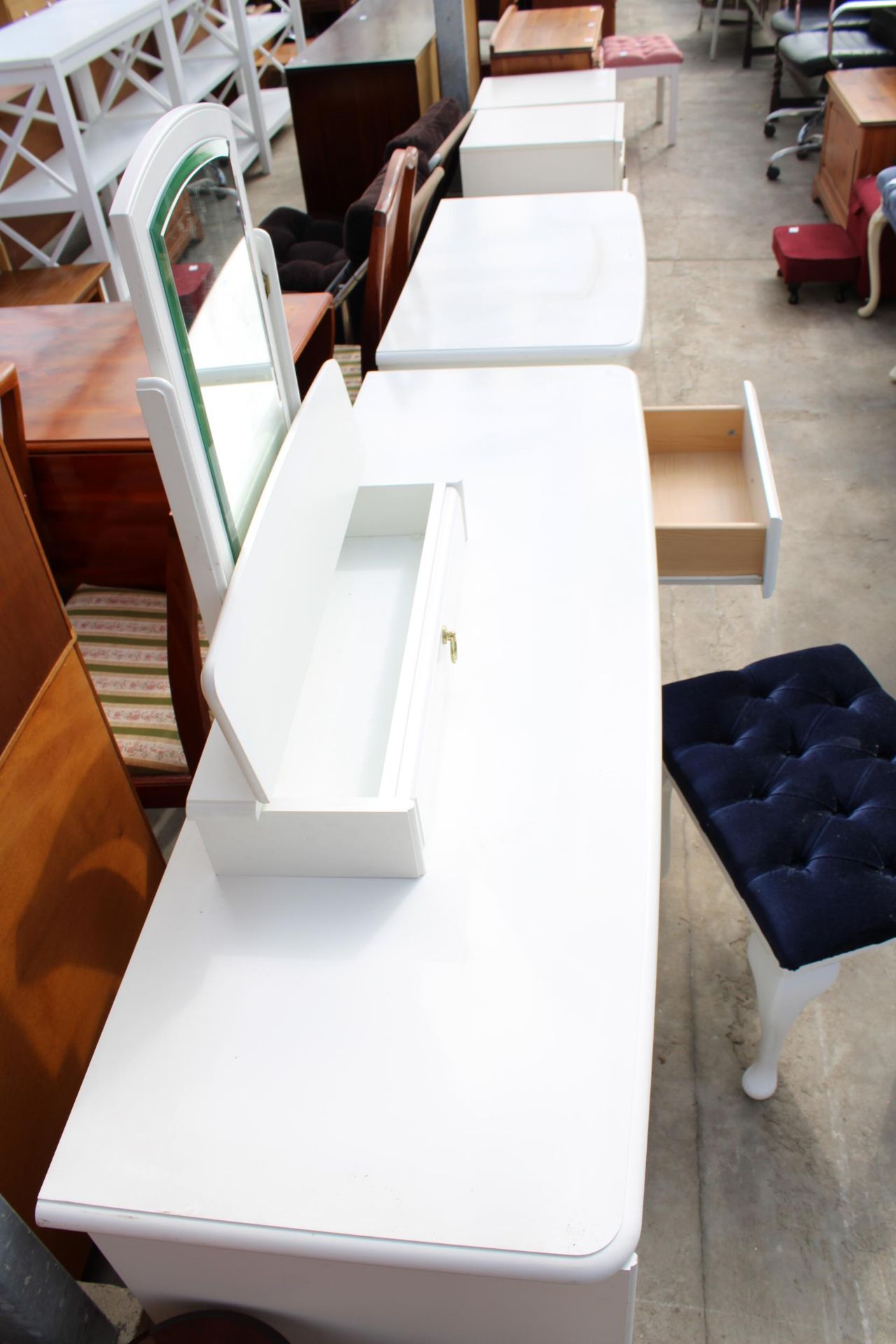 A MODERN WHITE DRESSING TABLE, STOOL AND CHEST OF THREE DRAWERS - Bild 5 aus 5