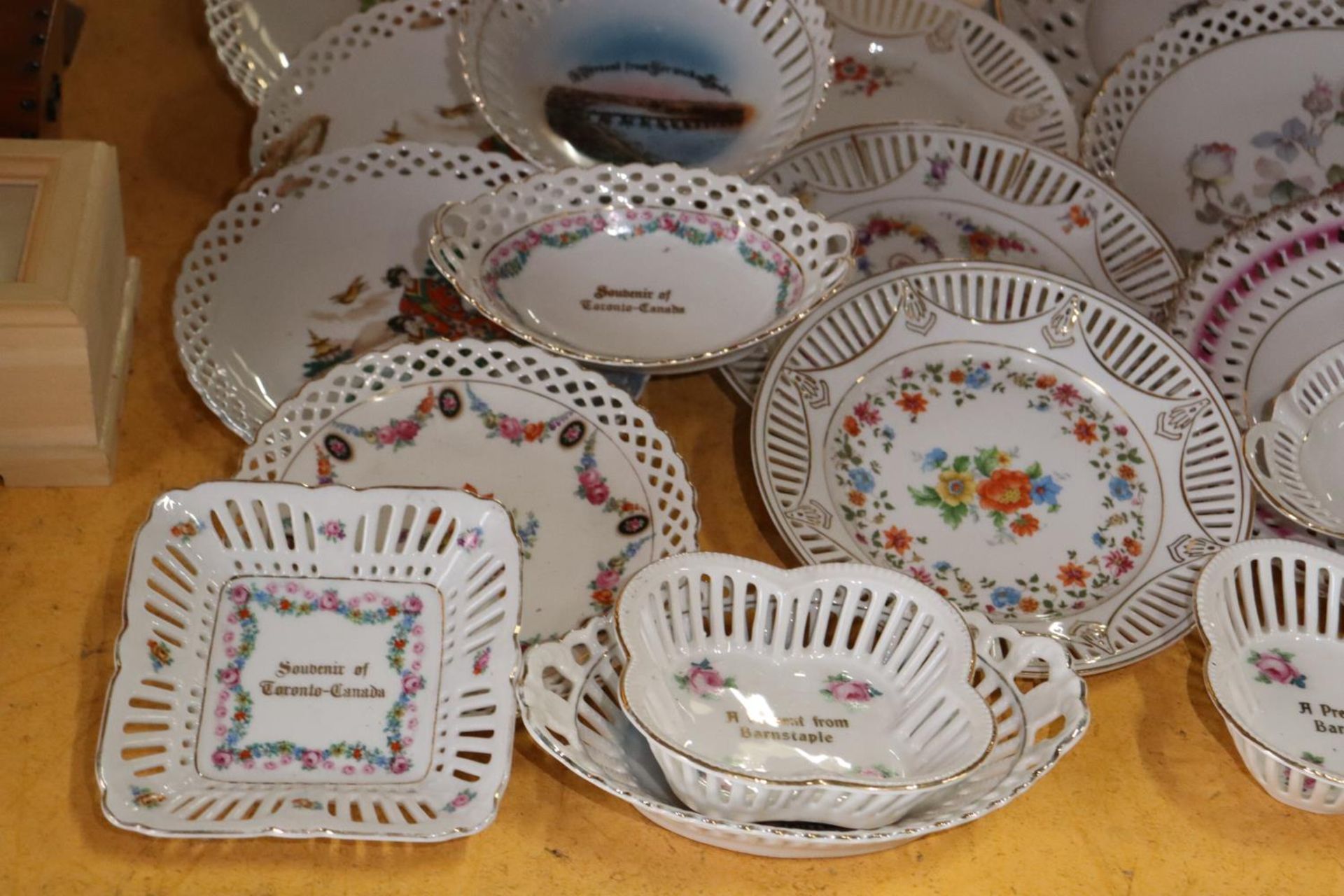A LARGE QUANTITY OF RIBBON PLATES AND TRINKET DISHES - Image 6 of 7