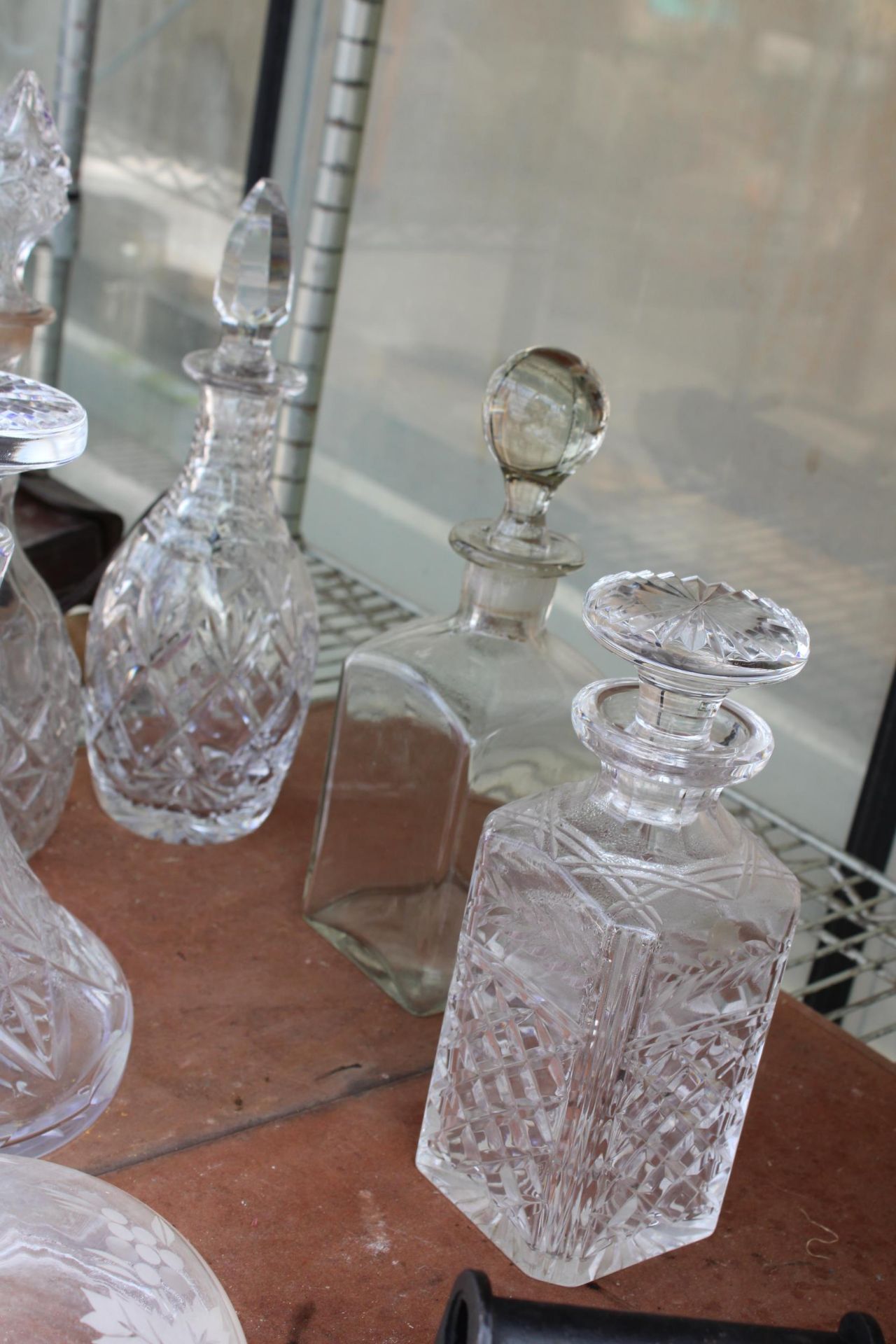 SEVEN VARIOUS GLASS DECANTORS COMPLETE WITH STOPPERS - Bild 2 aus 3