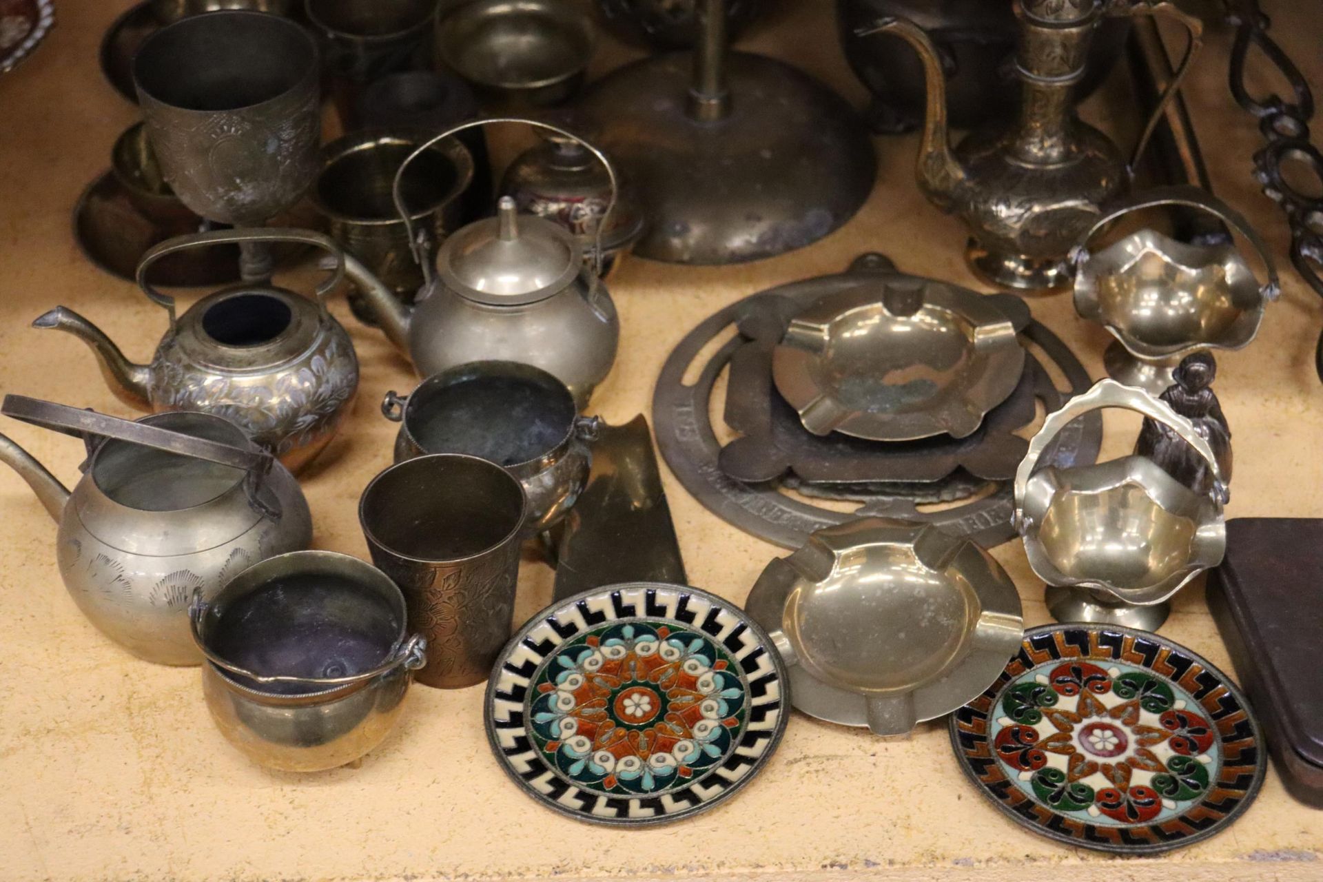 A LARGE QUANTITY OF BRASSWARE TO INCLUDE PLANTERS, SMALL KETTLES, BOWLS, VASES, ETC - Image 2 of 6