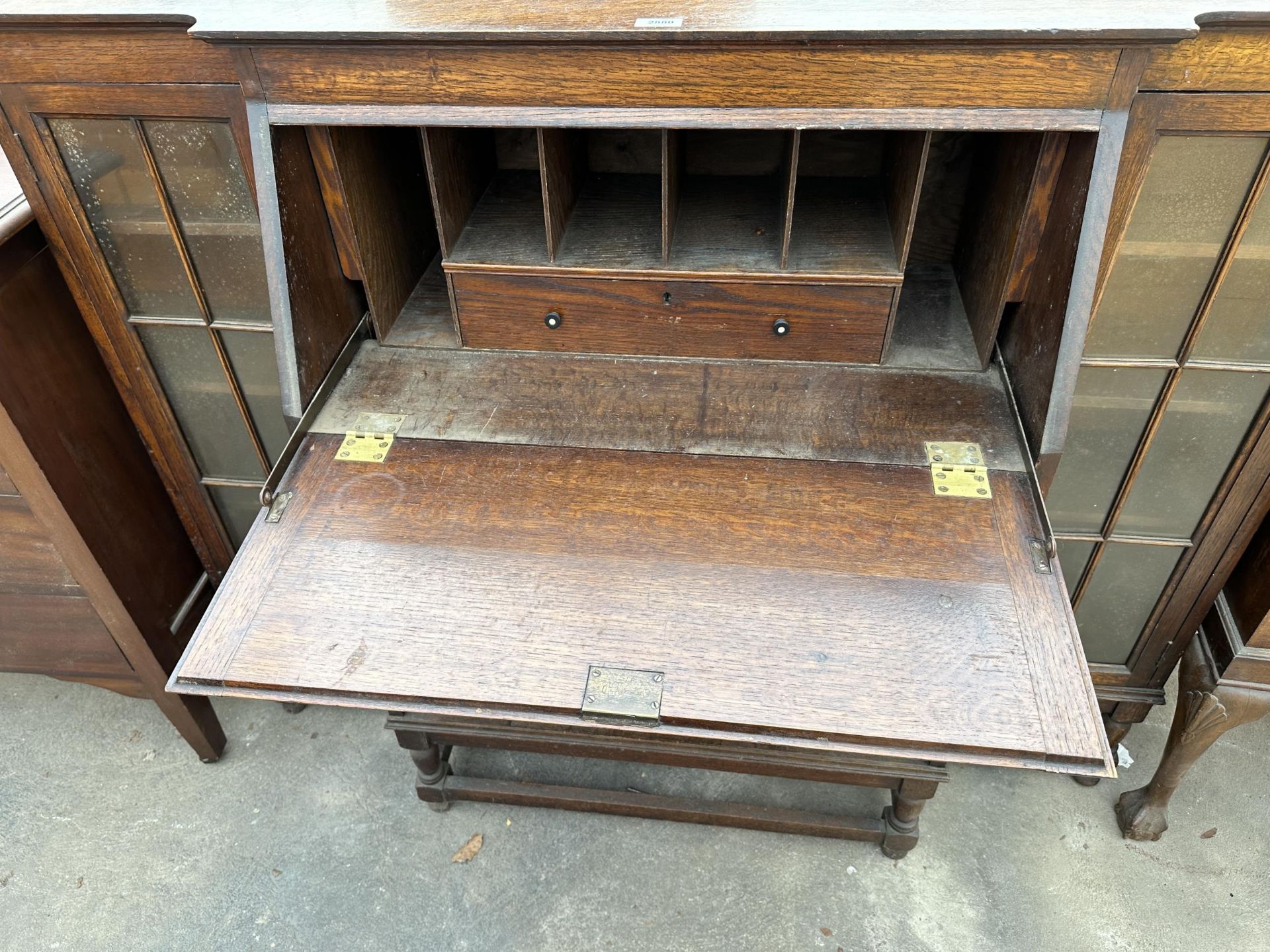 AN EARLY TWENTIETH CENTURY OAK BREAKFRONT SIDE BY SIDE BUREAU ON TURNED LEGS, 58" WIDE - Bild 5 aus 5