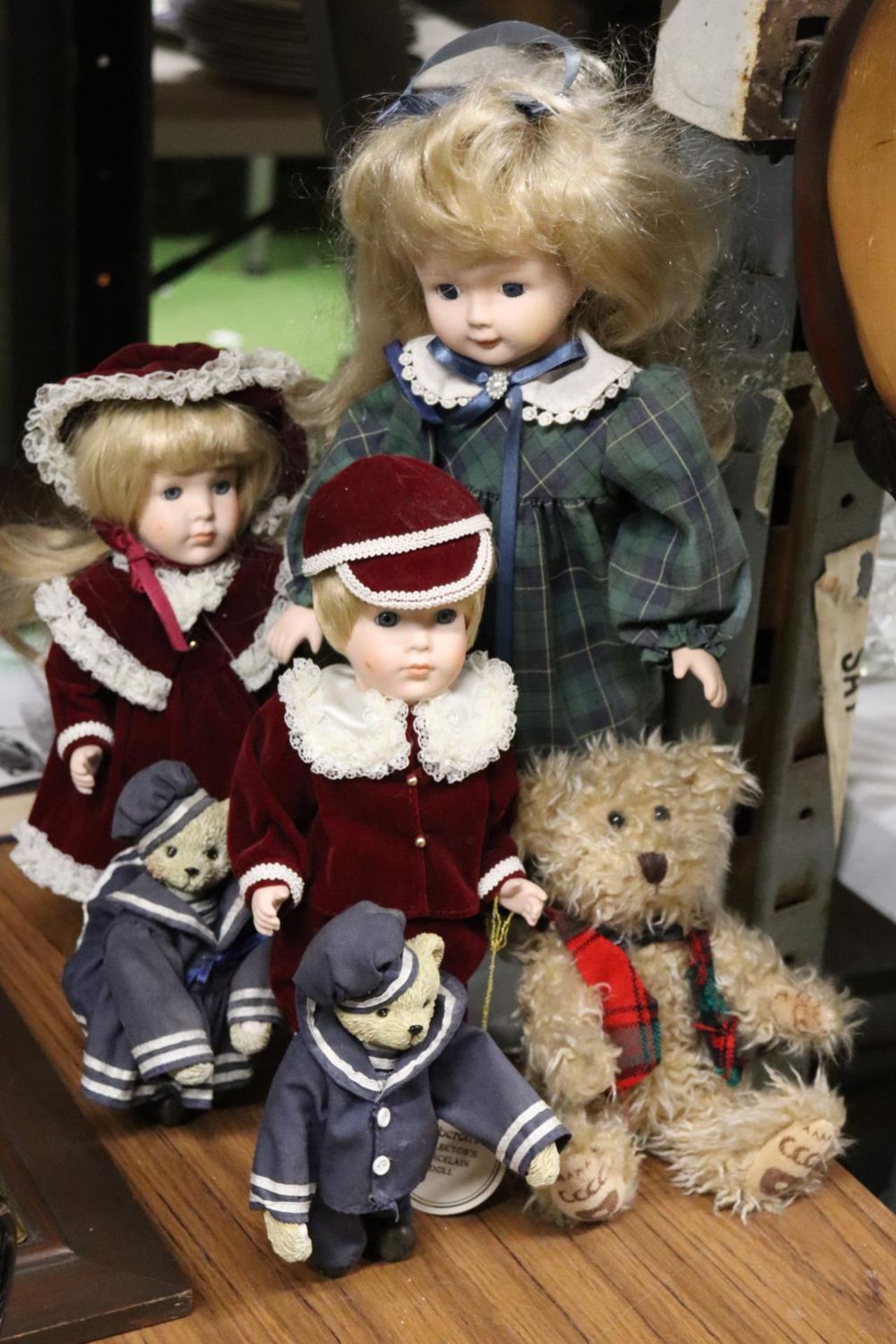 A QUANTITY OF COLLECTOR'S DOLLS AND TEDDIES