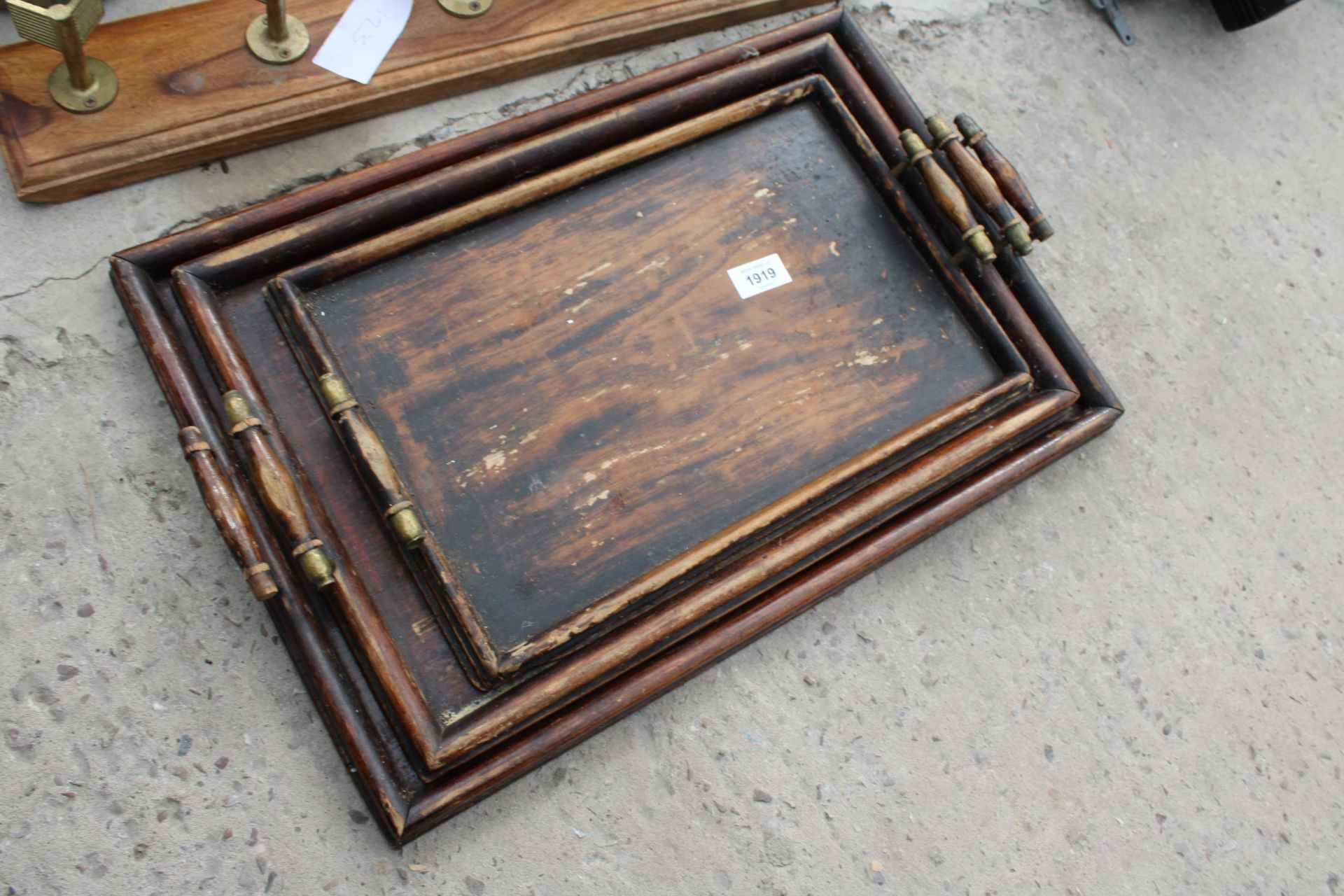 AN ASSORTMENT OF VINTAGE ITEMS TO INCLUDE THREE GRADUATEDWOODEN TRAYS, A BRASS JAM PAN AND A BRASS - Image 4 of 4