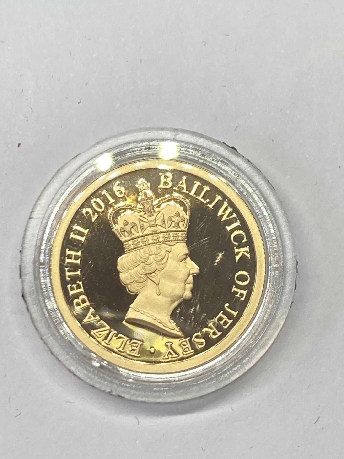 A 2016 QE2 90TH BIRTHDAY JERSEY £1 GOLD PROOF COIN LIMITED EDITION NUMBER 773 OF 995 GROSS WEIGHT - Image 3 of 4