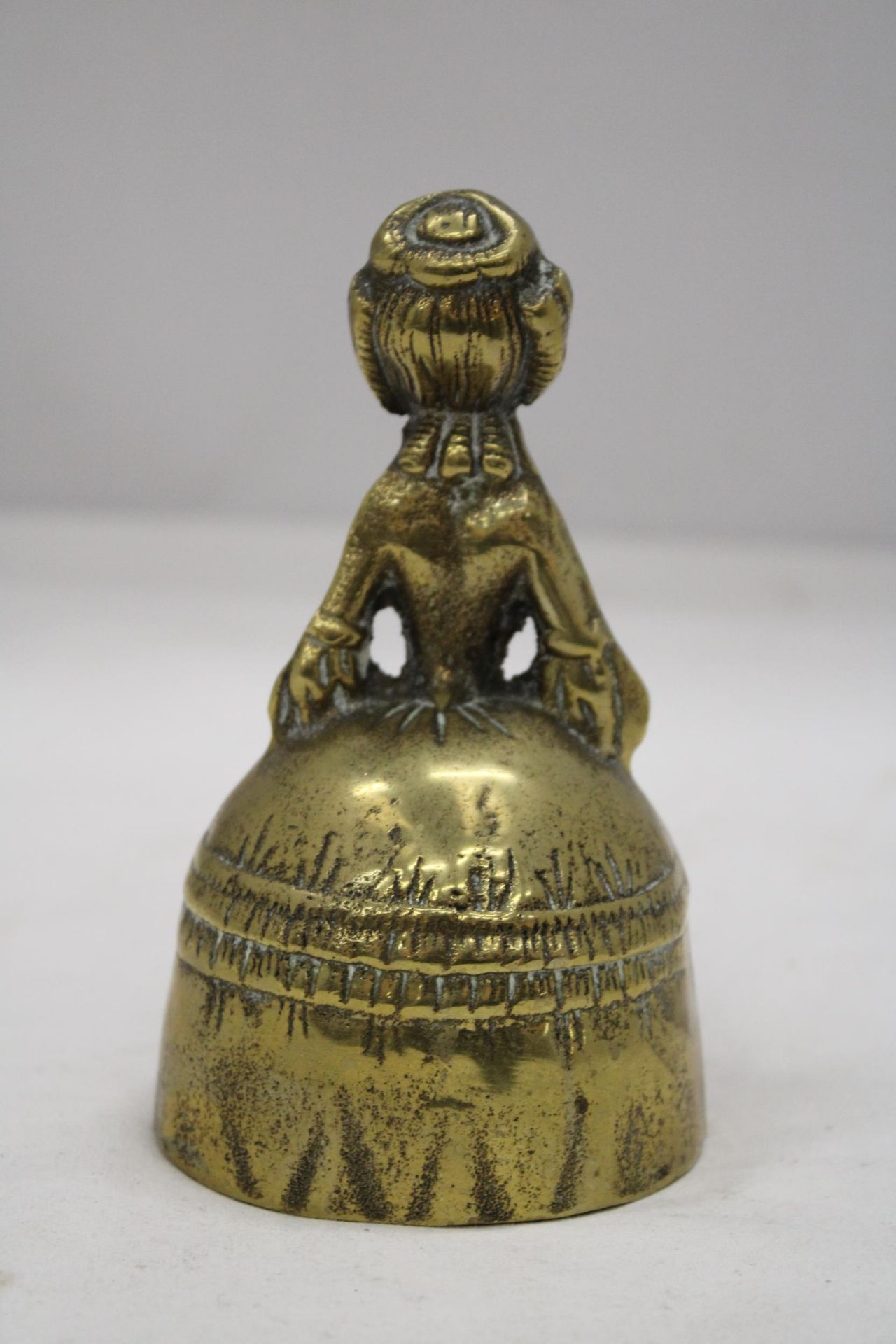 A VINTAGE BRASS BELL MODELLED AS A VICTORIAN WOMAN - Image 4 of 6