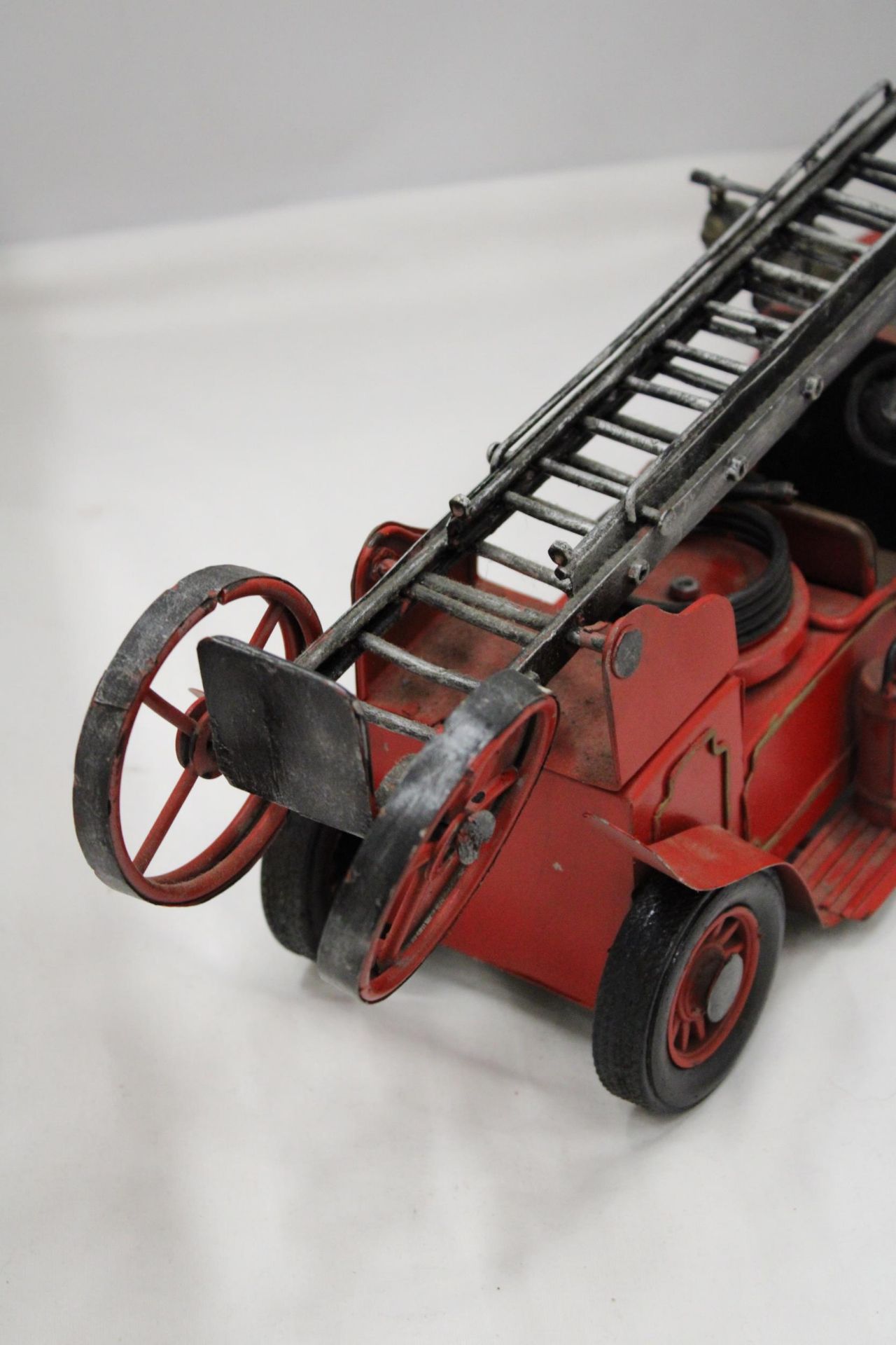 A 1930'S STEEL AND TIN PLATE FIRE ENGINE, LENGTH 41CM - Image 5 of 5