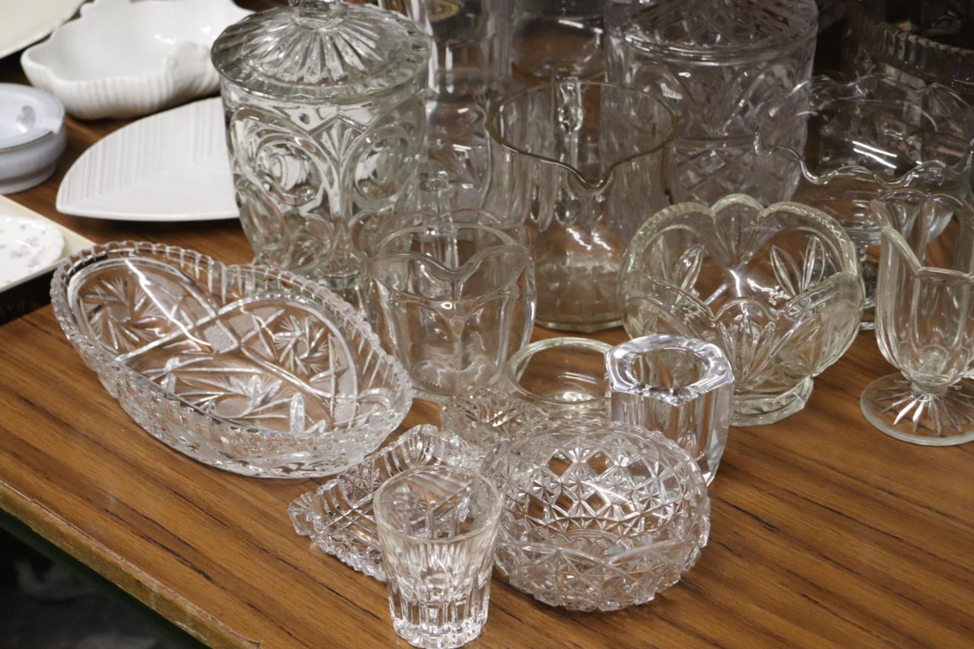 A LARGE QUANTITY OF GLASSWARE TO INCLUDE BOWLS, JUGS, LIDDED CONTAINERS, ETC - Bild 5 aus 5