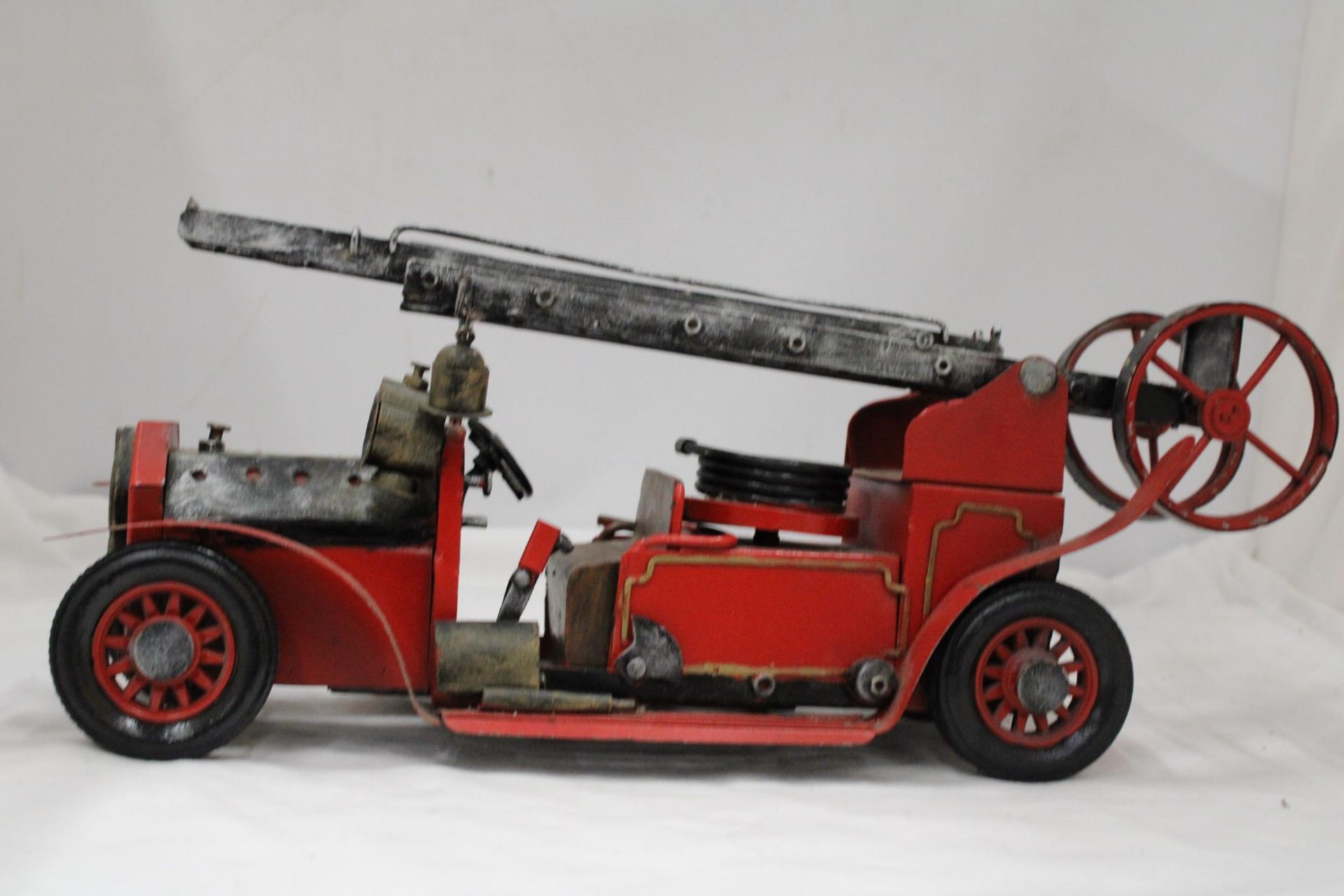 A 1930'S STEEL AND TIN PLATE FIRE ENGINE, LENGTH 41CM - Image 2 of 5