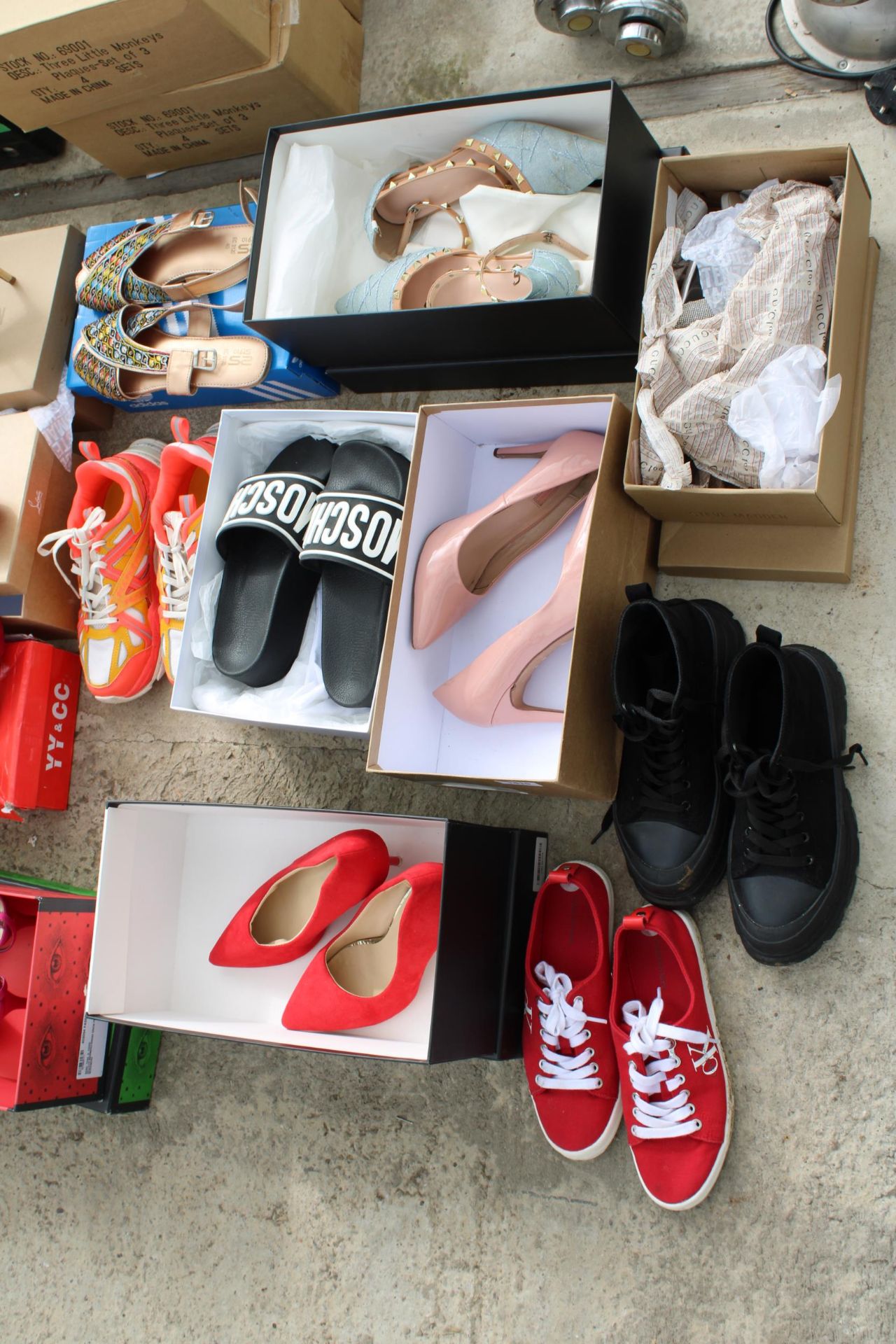 AN ASSORTMENT OF VARIOUS LADIES SHOES - Image 2 of 9